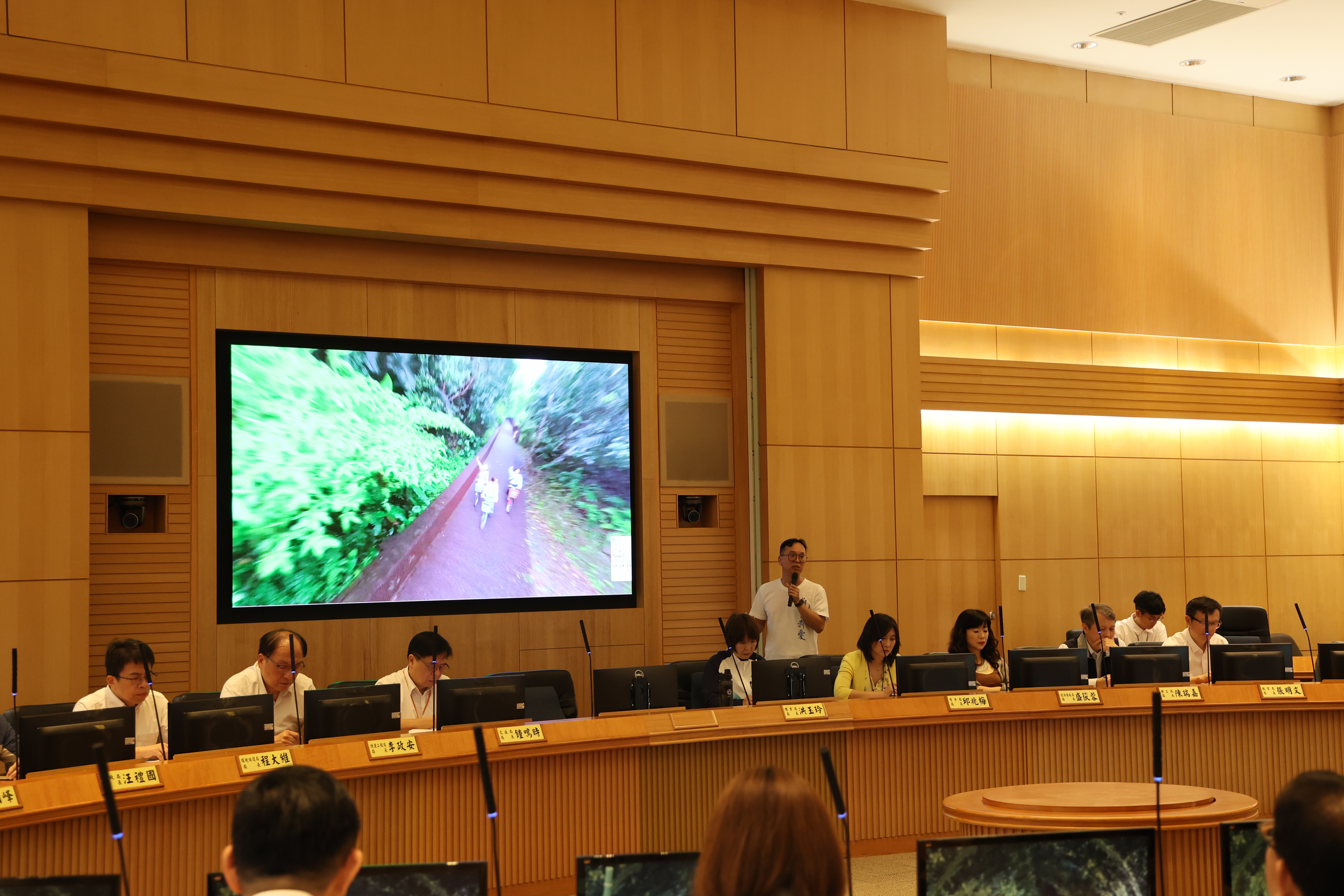 新北觀旅局長楊宗珉今於市政會議報告「綠色旅遊・低碳永續」，推動綠色遊程與減碳認證。