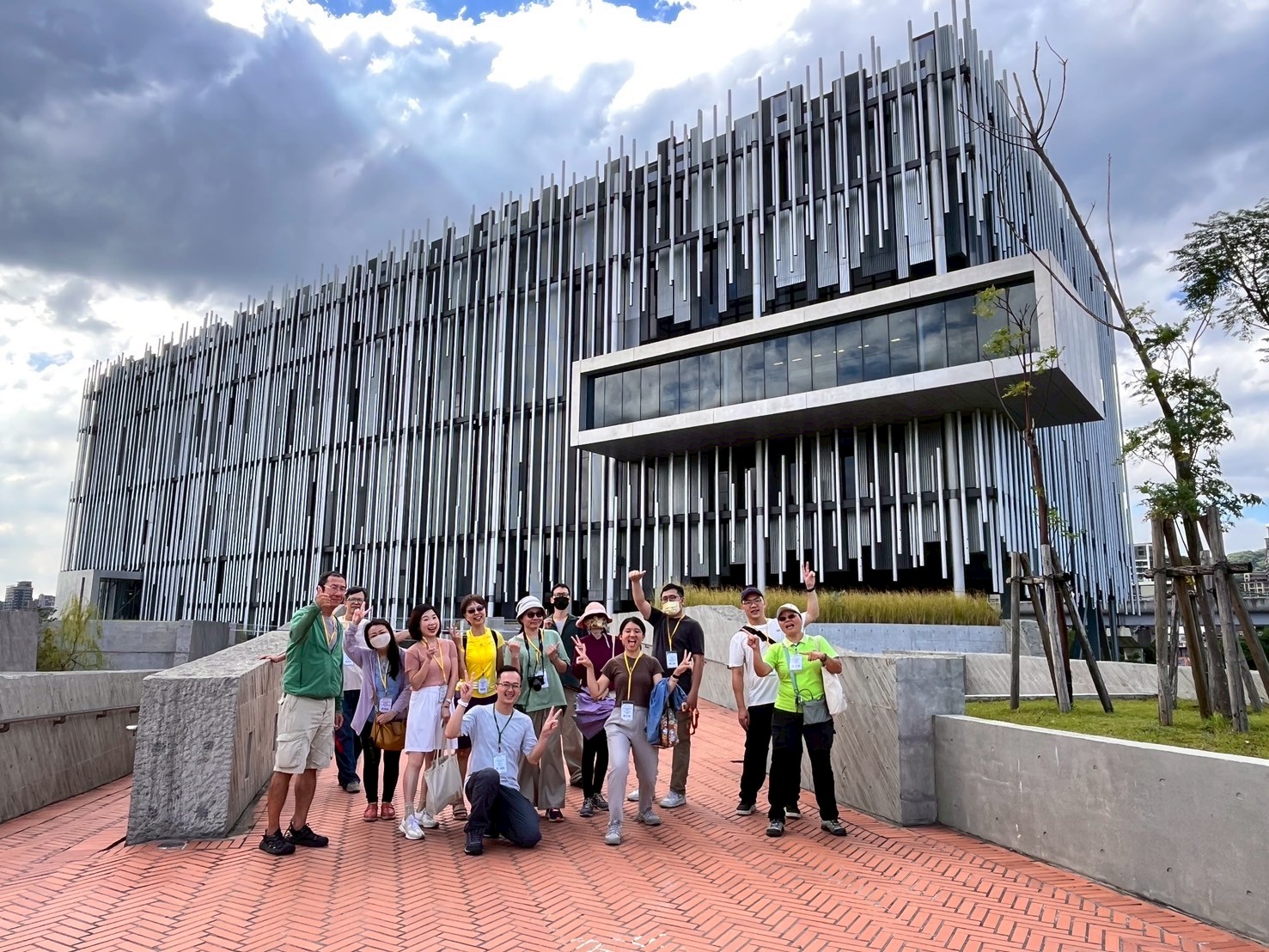 新北市美術館融合藝術與建築美學，成為藝文旅遊新亮點。