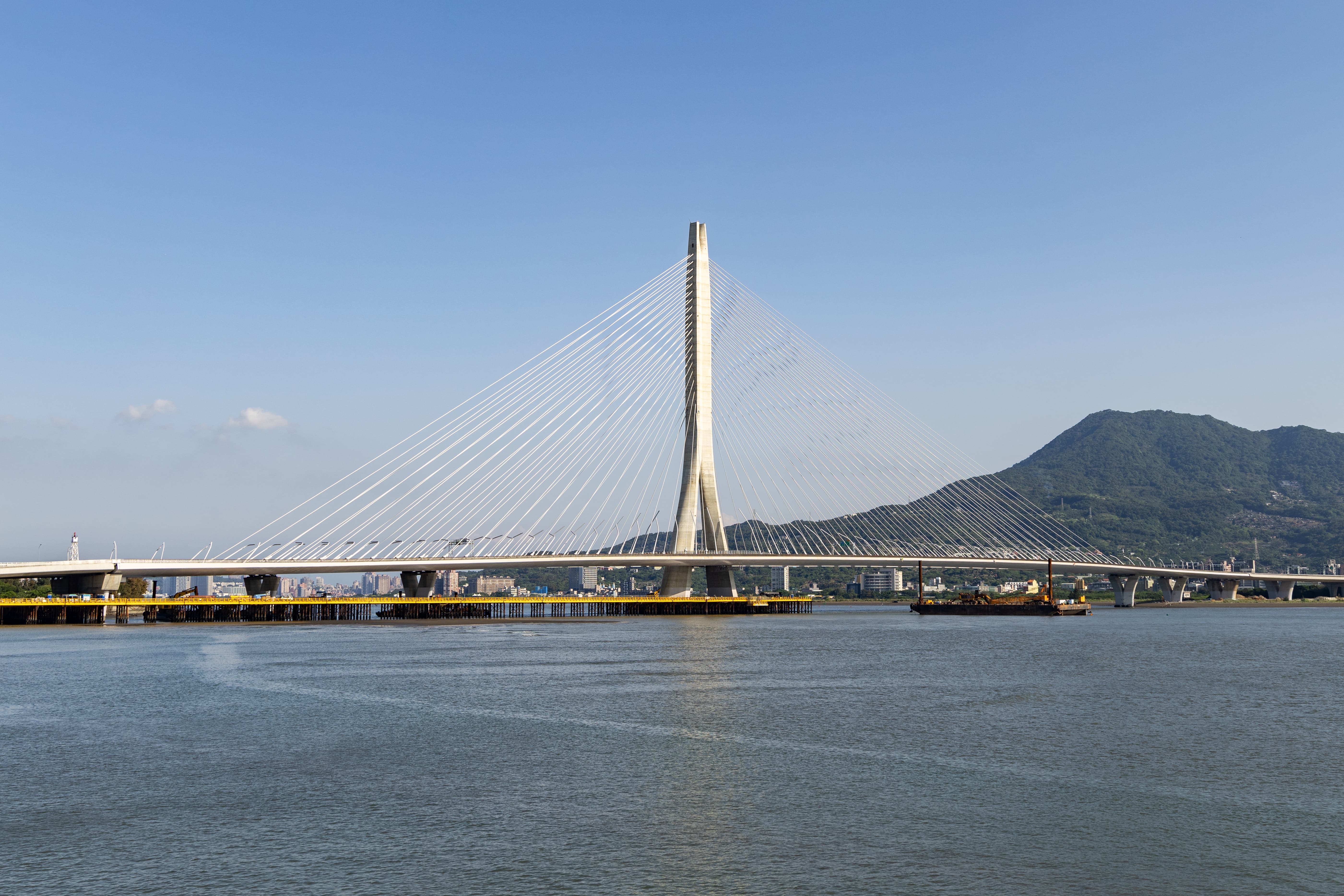 淡江大橋壯麗現身，與觀音山景相互輝映，成為帶動北海岸水岸觀光的新地標。