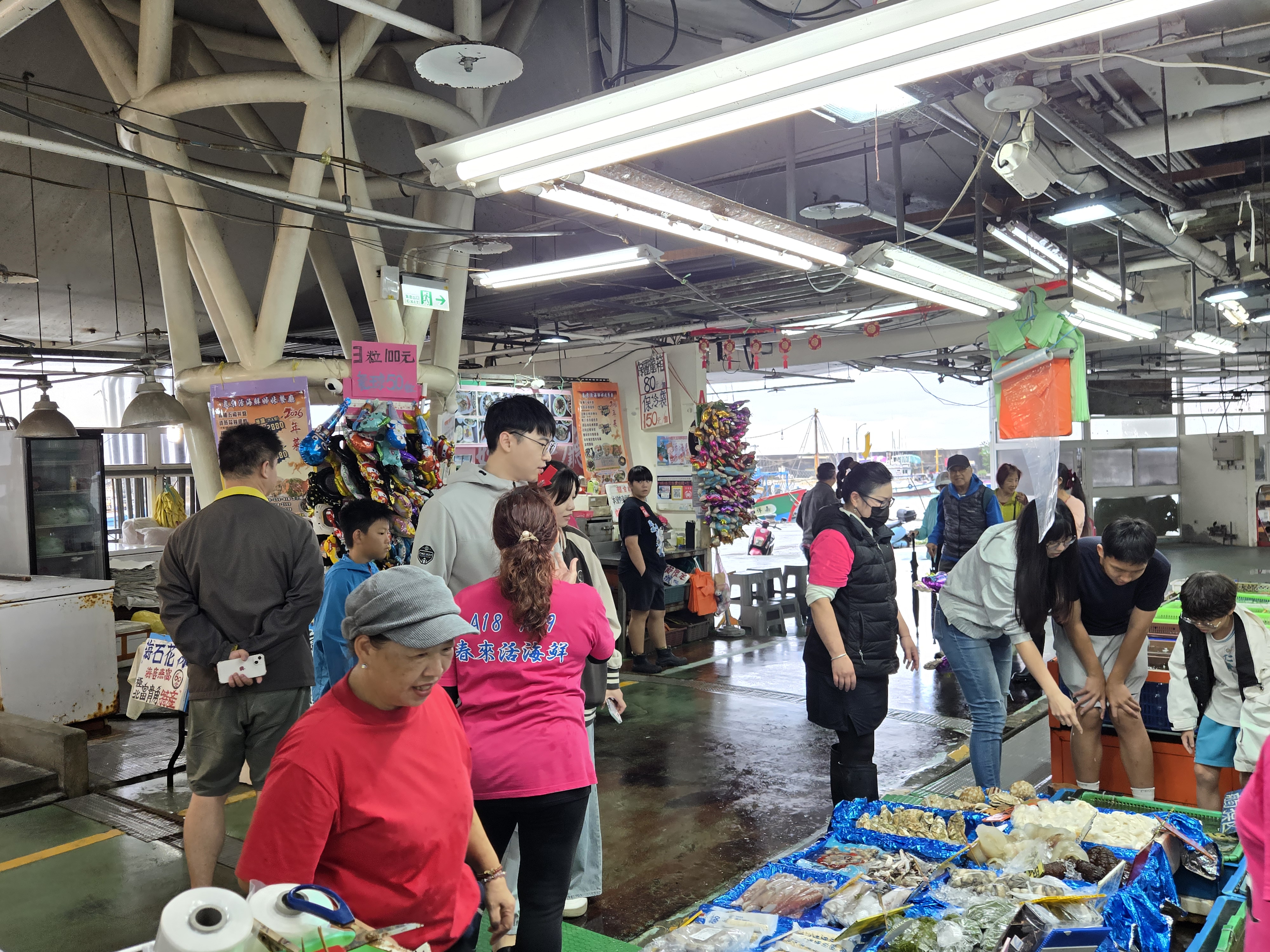 富基魚市水攤販售新鮮漁產