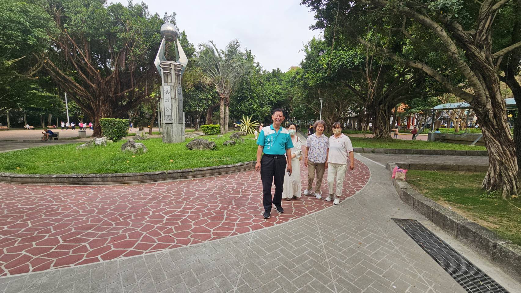 1.溪洲公園廣場整平後新設噴花地坪改善原有不平整步道.jpg