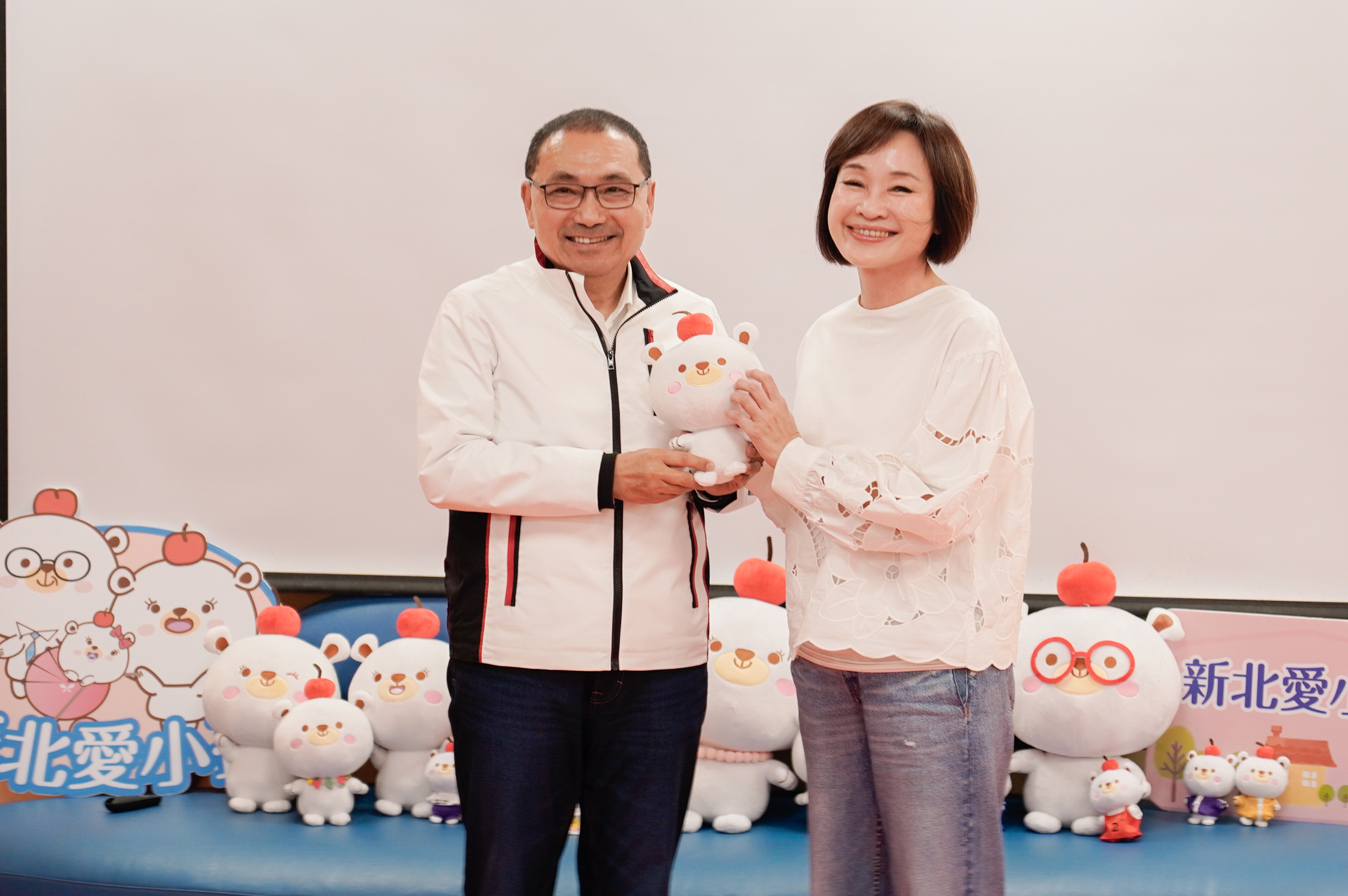 新北市長侯友宜致贈柯志恩立委代表新北公托的熊果，象徵平安熊大漢