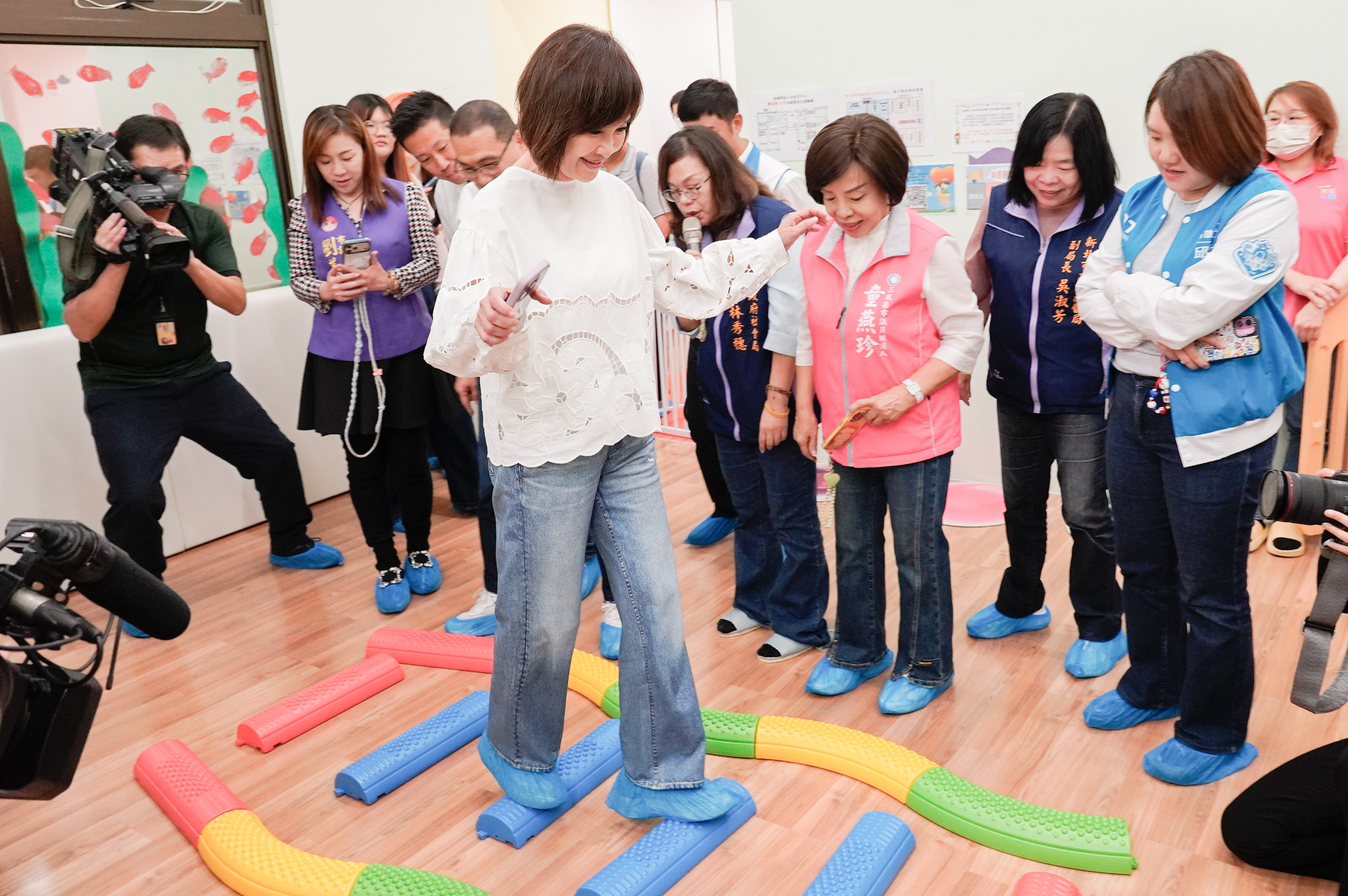 柯志恩立委在親子館內體驗幼兒踩踏平衡觸覺板