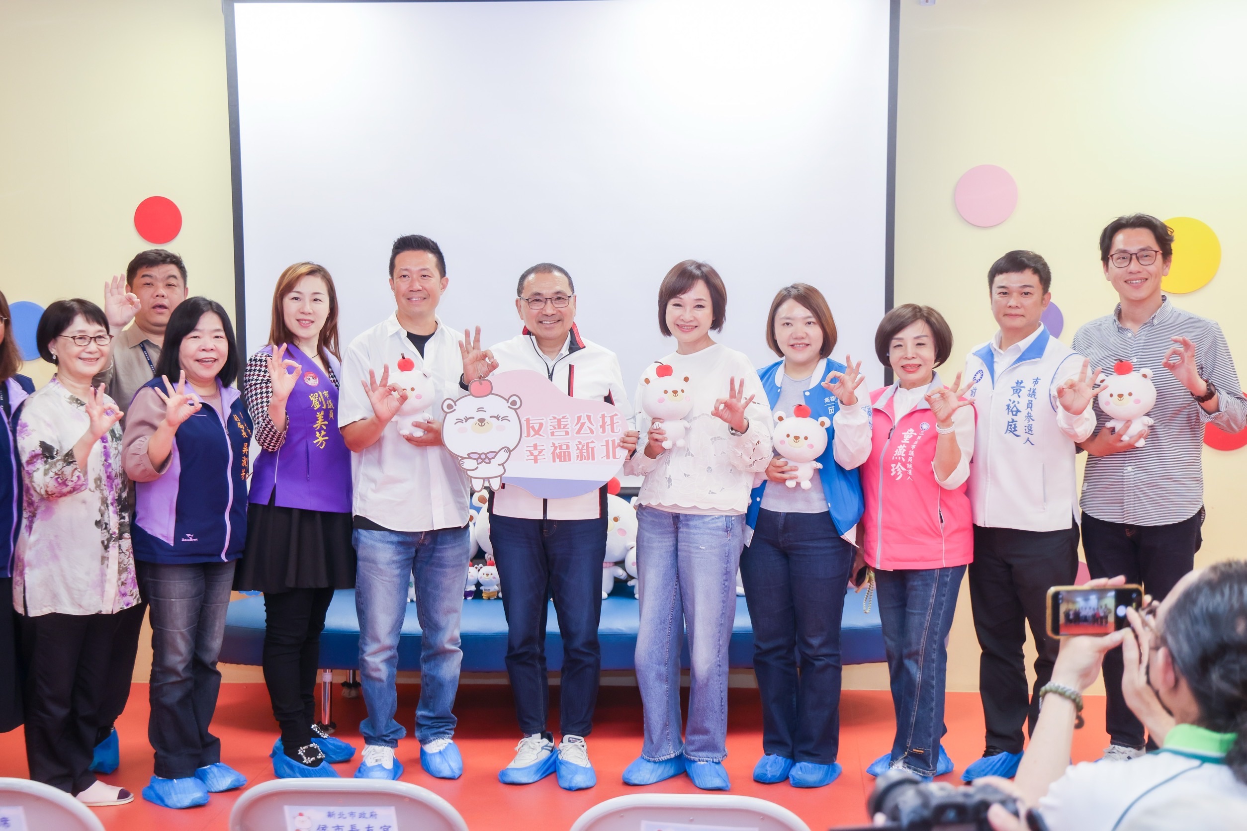 新北市長侯友宜今（14）日接待立法委員柯志恩及多位高雄市議員，參訪新北市板橋新板公共托育中心。