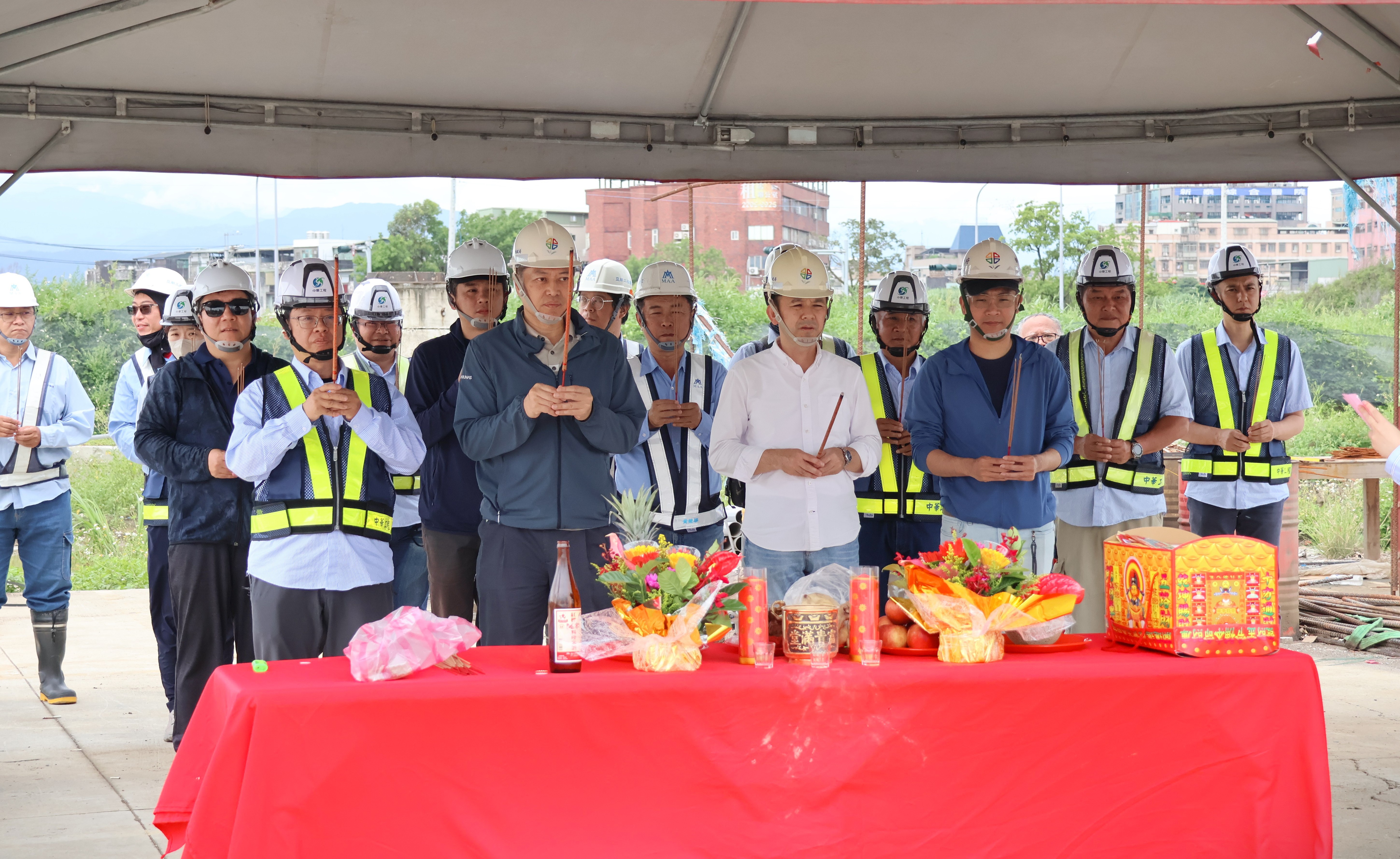 新營盤橋上樑吊掛作業完成，地政局及工程團隊上香祈求後續工程順利。新北市地政局提供