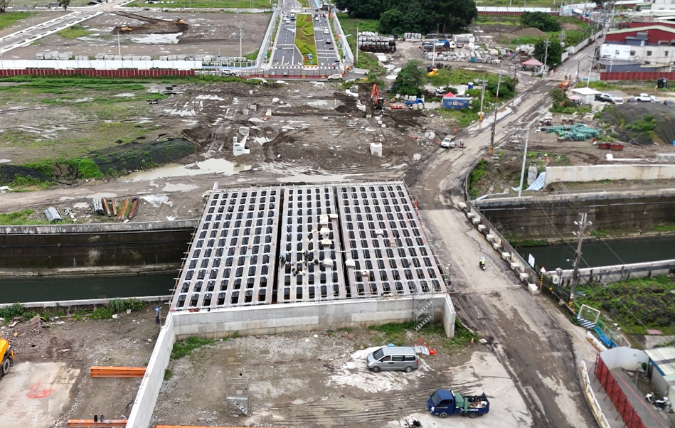 新營盤橋前天完成鋼構吊掛，預計今年第三季開通。新北市地政局提供