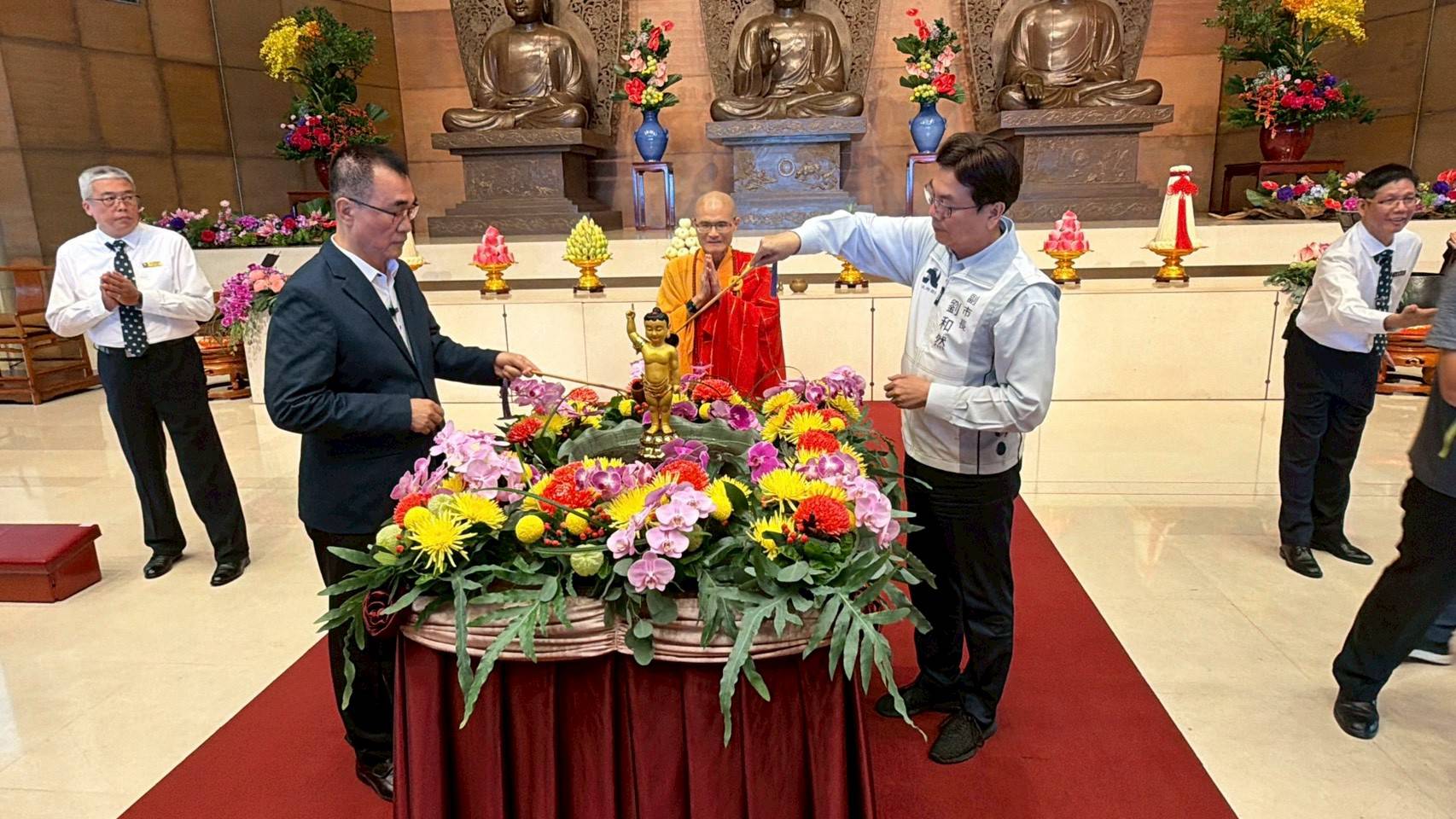 副市長劉和然以香湯灌沐悉達多太子像，象徵藉由佛陀的慈悲與智慧淨化身心、掃除無明煩惱。