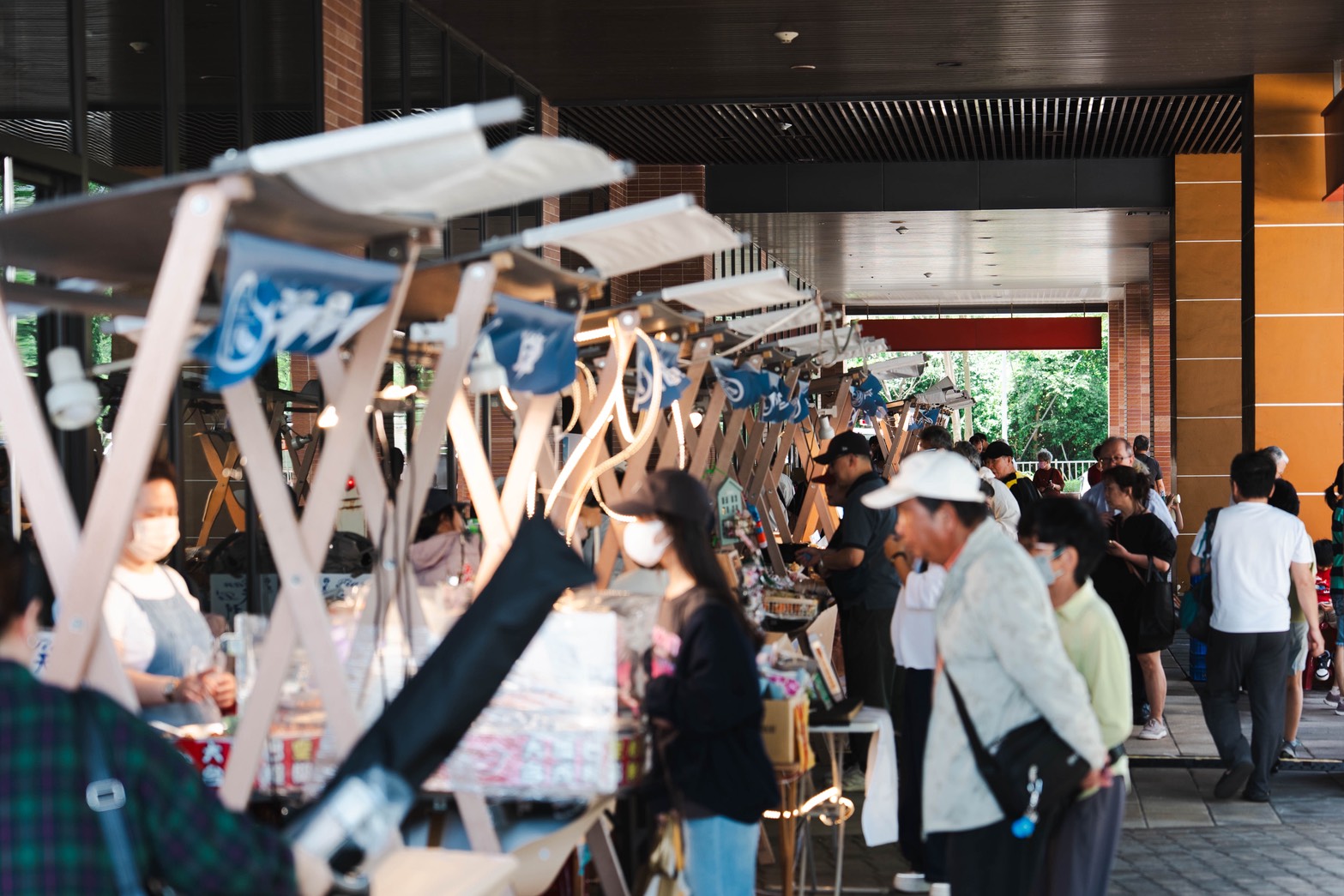 活動現場集結30家市場名攤以及美食餐車，吸引大批民眾駐足消費，海都廣場洋溢熱鬧節慶氛圍