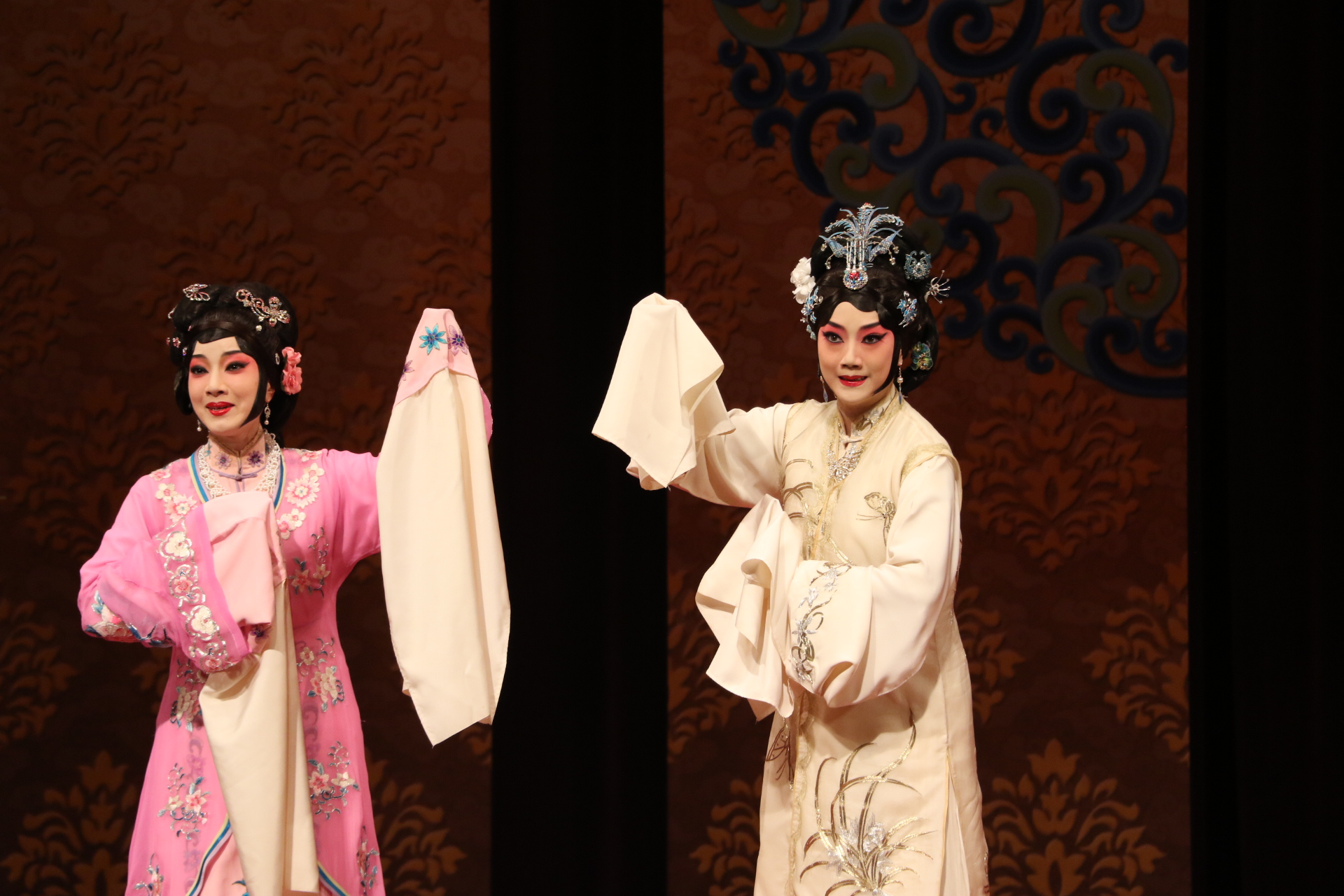 由國光青衣、第四代梅派嫡傳弟子黃詩雅飾演的王熙鳳（右）與國光花旦凌嘉臨飾演的尤二姐（左）在戲中有精彩的對戲