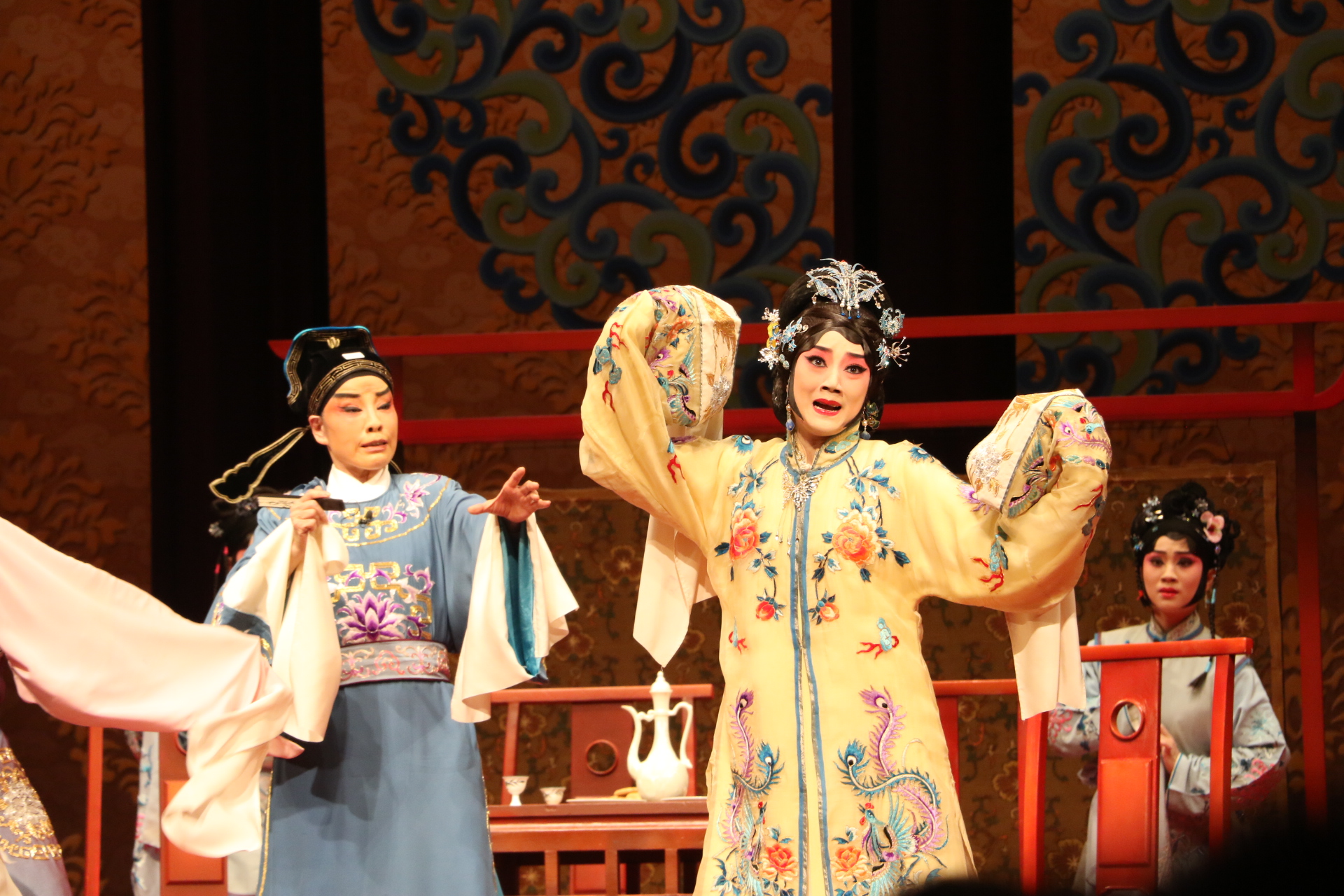 由國光青衣、第四代梅派嫡傳弟子黃詩雅飾演的王熙鳳（中）大鬧寧國府，連她丈夫賈璉（左，鄒慈愛飾）都畏懼三分。