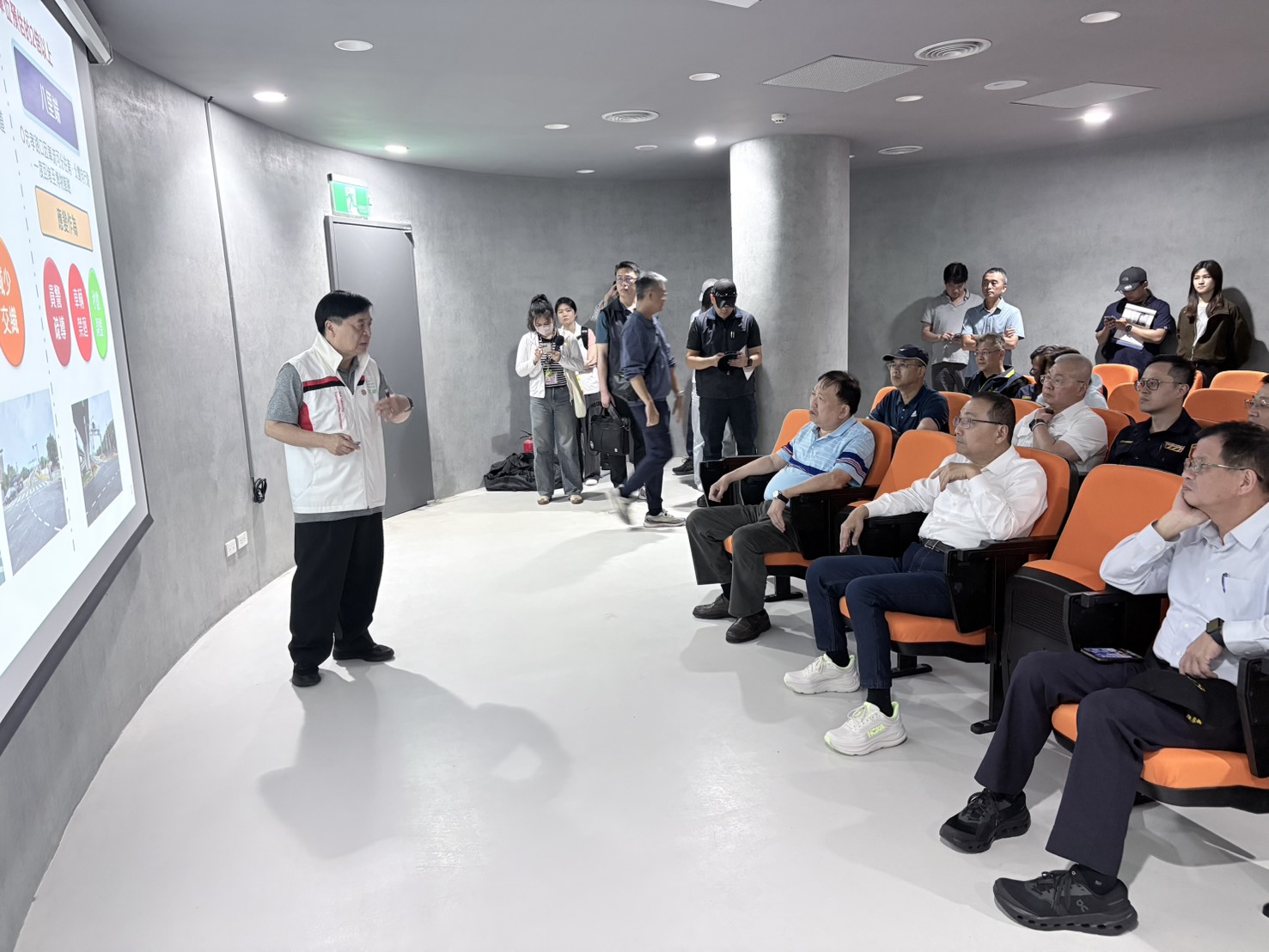 交通局長鍾鳴時說明通車後周邊道路交通疏運狀況