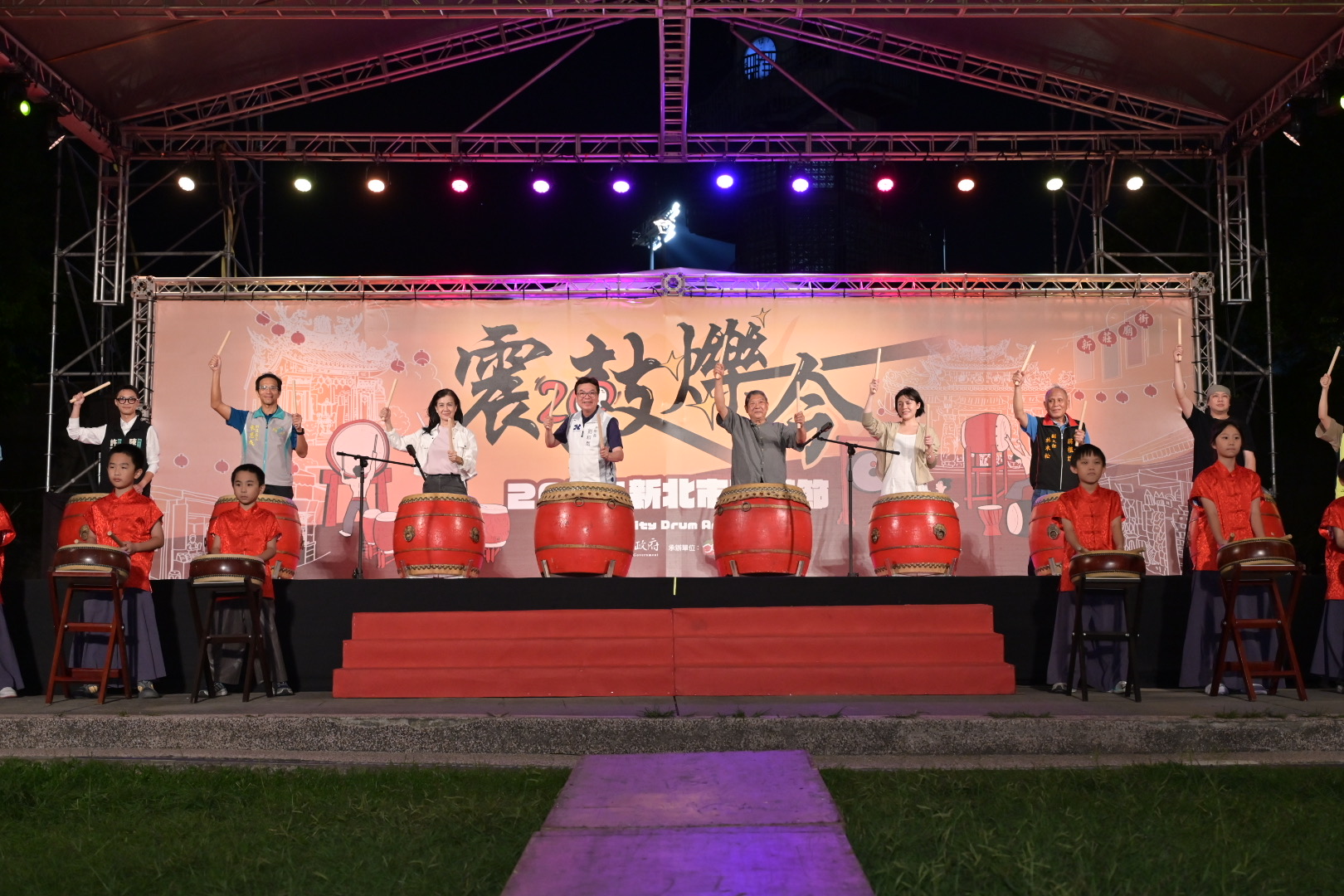 新北市副市長劉和然與多位貴賓及新莊學子擊鼓，宣告年度鼓藝盛典正式展開。