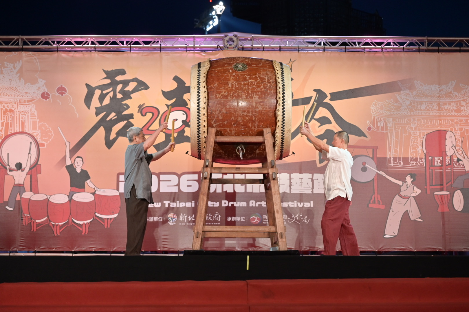 開幕式首場特別由「响仁和」鼓藝工坊國寶大師王錫坤司阜(左)與「優人神鼓」藝術總監黃誌群(右)率隊，同台演出。