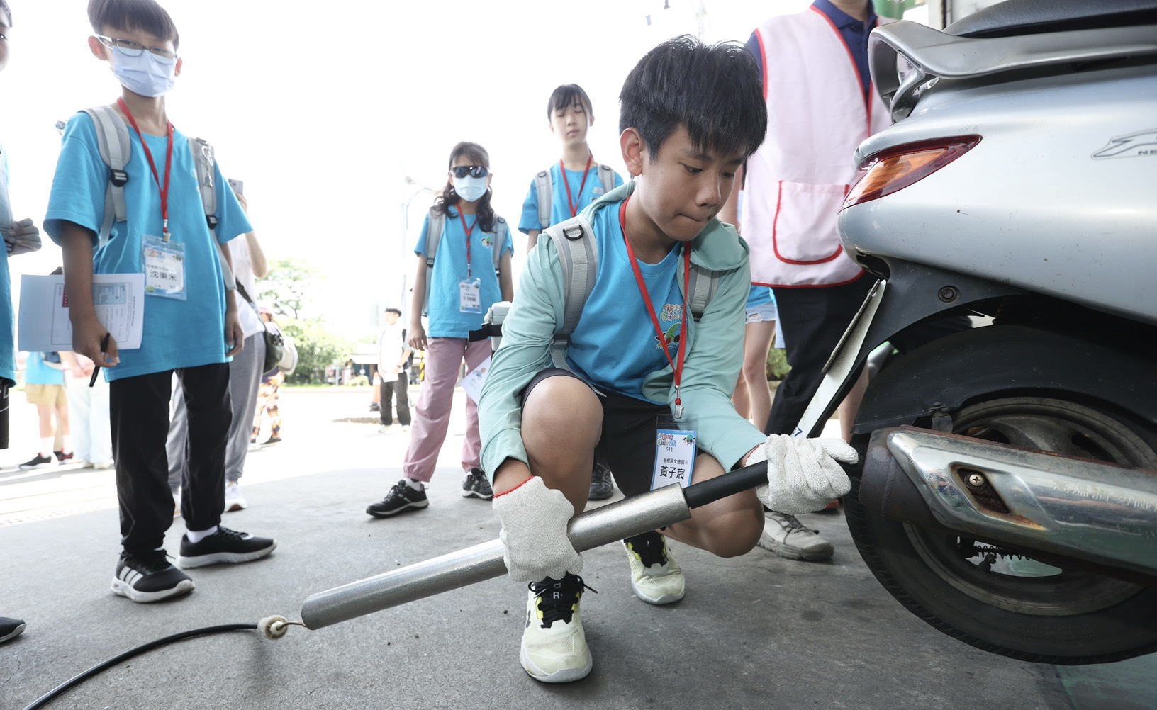  小局長體驗機車排氣檢測
