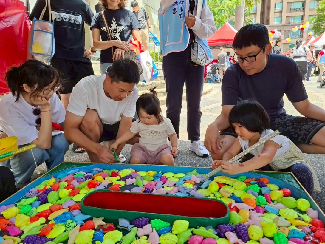  泰五林居托中心親子園遊會，爸媽陪小孩一起釣魚