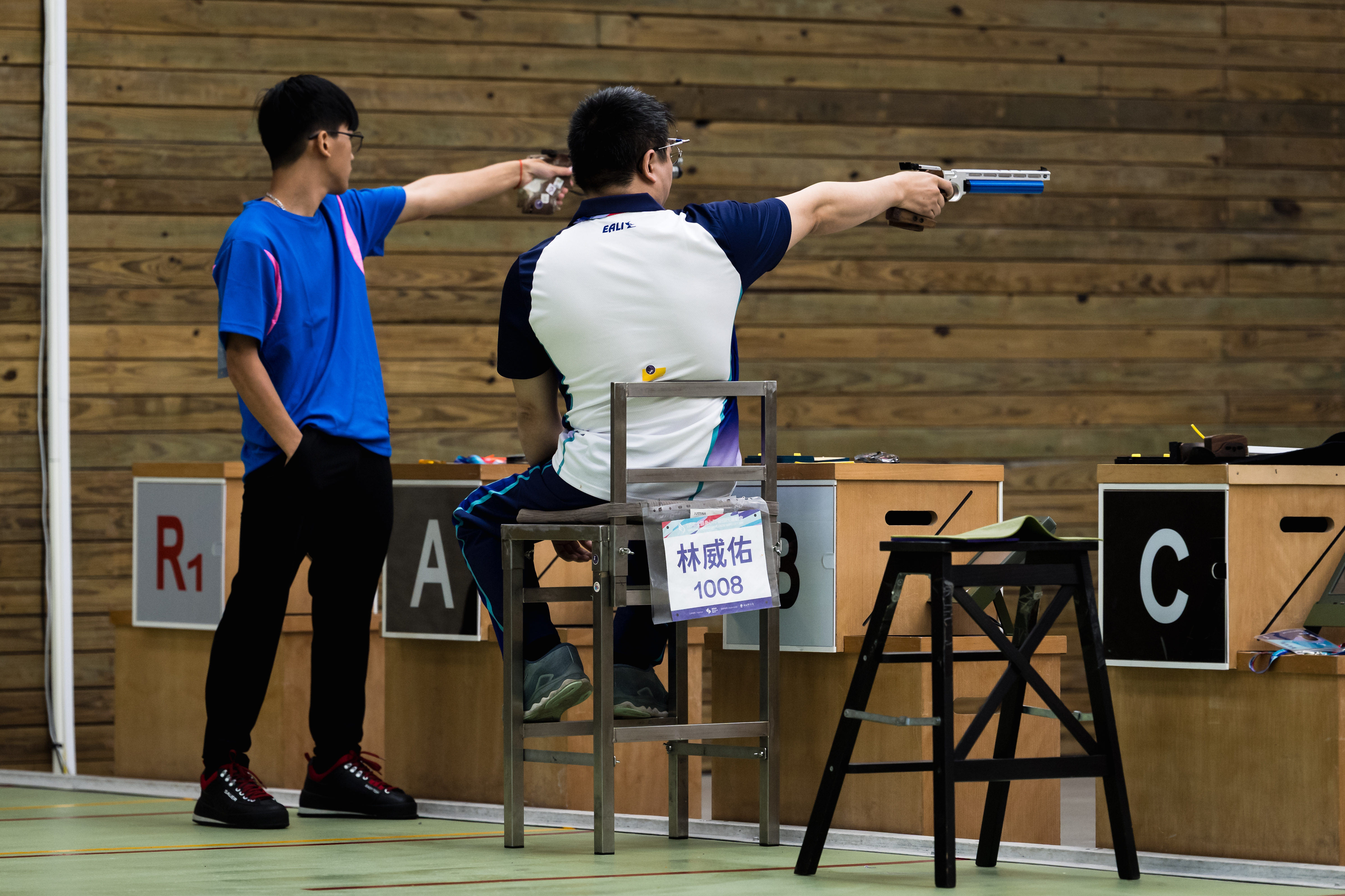 （左起）紀芳志、林威佑終極對決