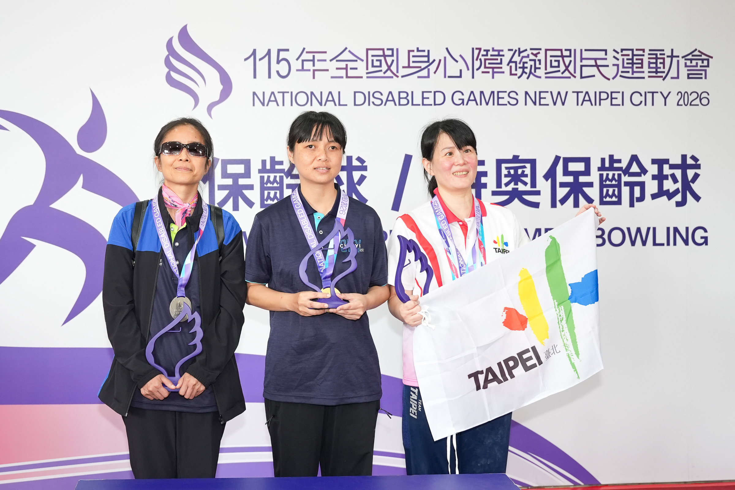 保齡球視障TPB1女子個人賽排名（左起）宜蘭縣楊瑩怡銀牌、嘉義市江歆芸金牌、臺北市邱珮瑜銅牌