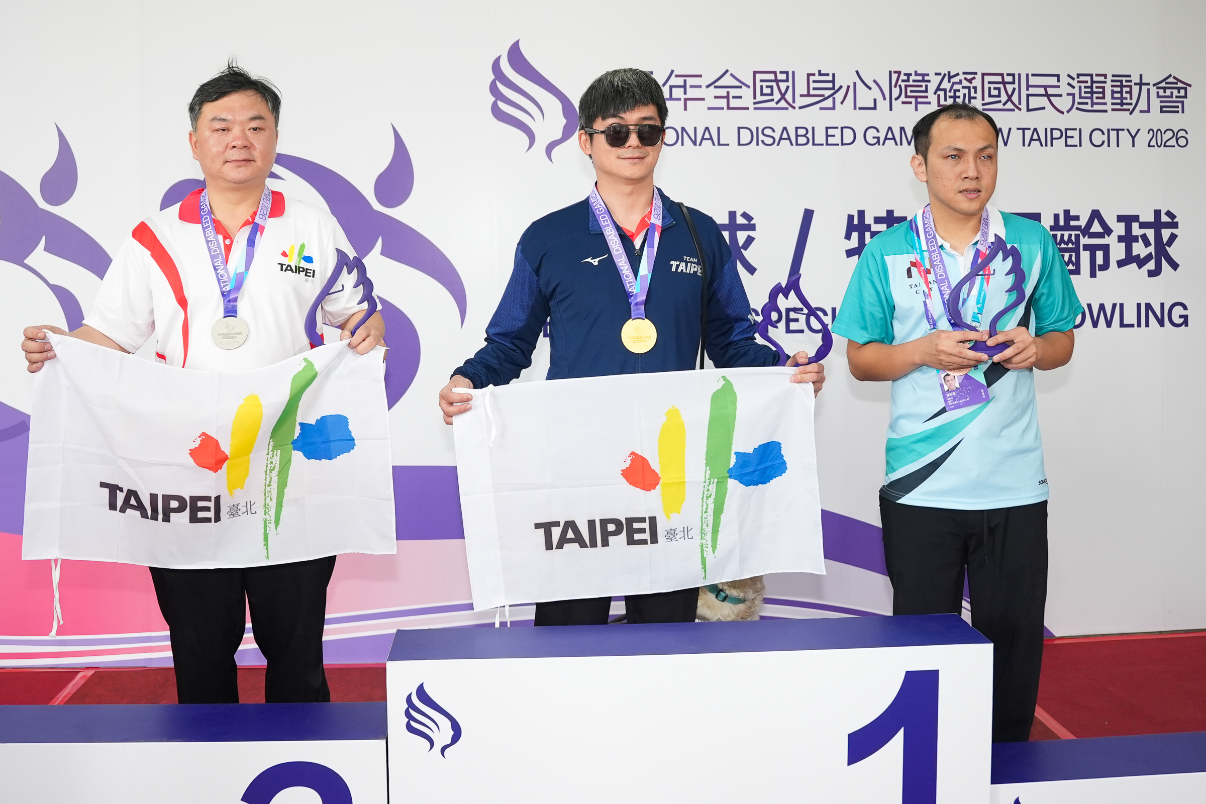 保齡球視障TPB1男子個人賽排名（左起）臺北市林陸堯銀牌、臺北市邱文昇金牌、臺南市陳柏毓銅牌