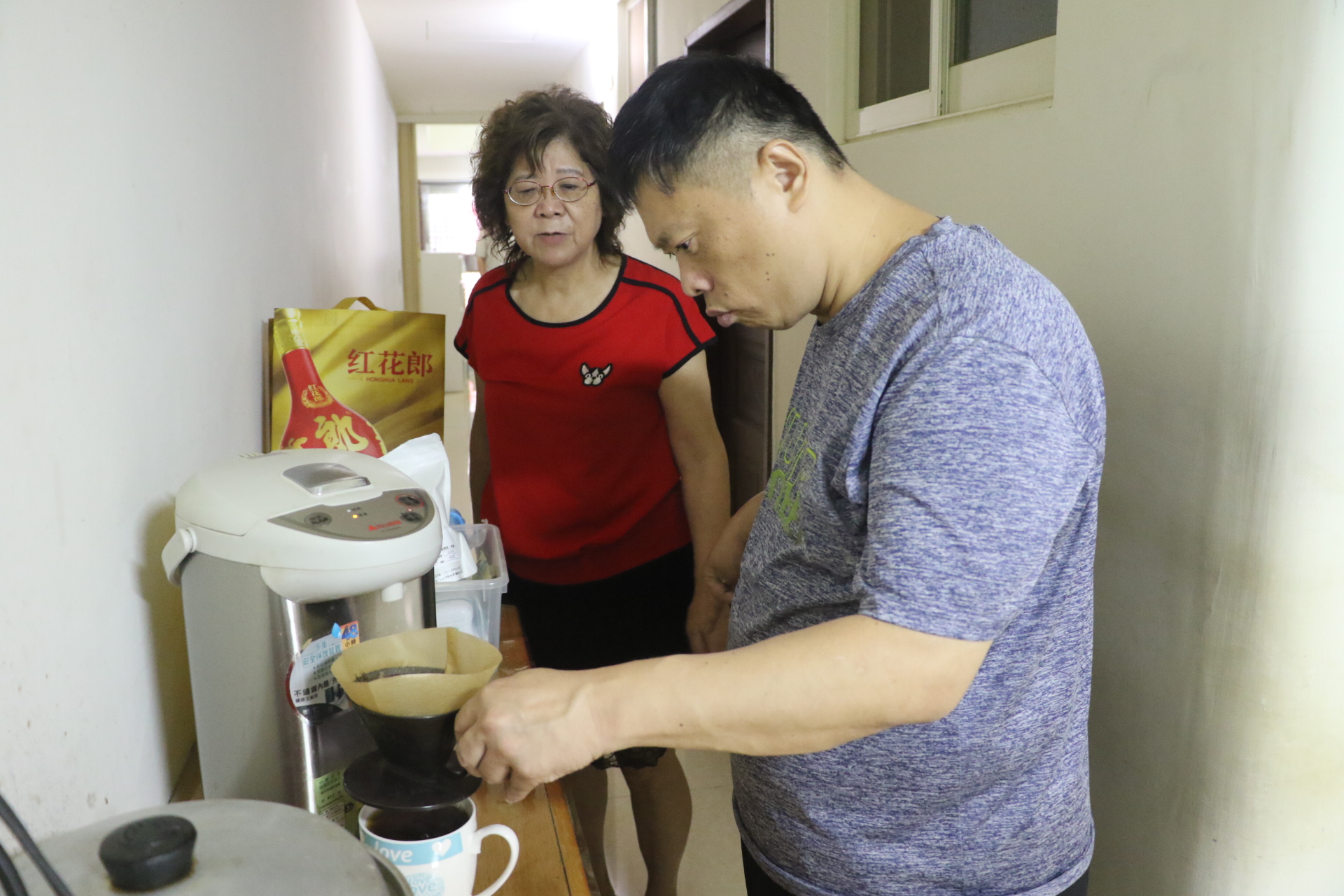  小許為媽媽沖杯咖啡 希望媽媽能稍紓解