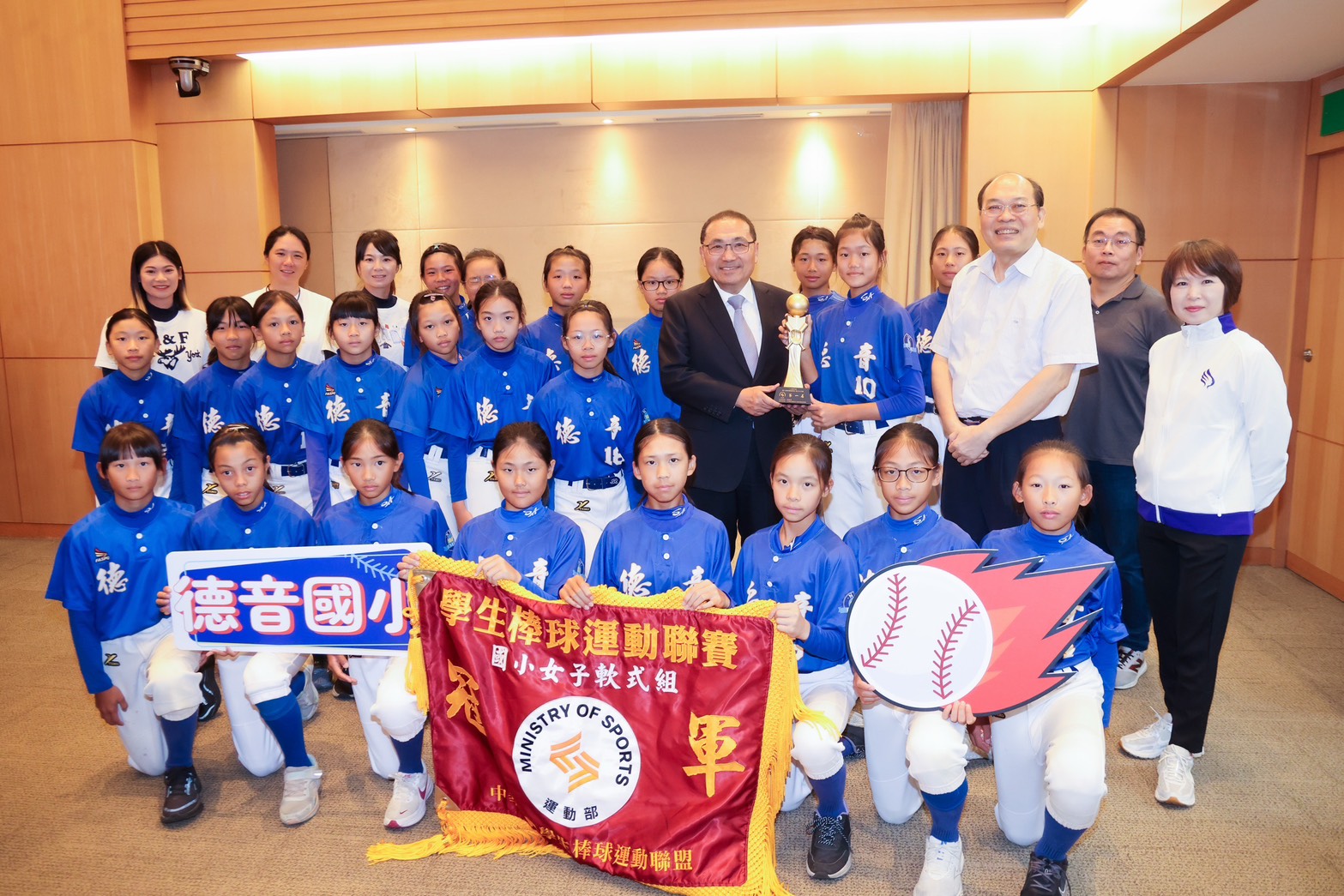 新北德音國小女子棒球隊於市政會議分享全國冠軍榮耀 展現團隊默契與二連霸實力