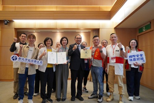 ▲於市政會議獻獎，第一排左前排起衛生局張育誠股長、陳潤秋局長、Siku Yaway林瑋茜局長、侯友宜市長、烏來區長周至剛與烏來衛生促進會理事長林東暭及後排烏來衛生促進會重要幹部。