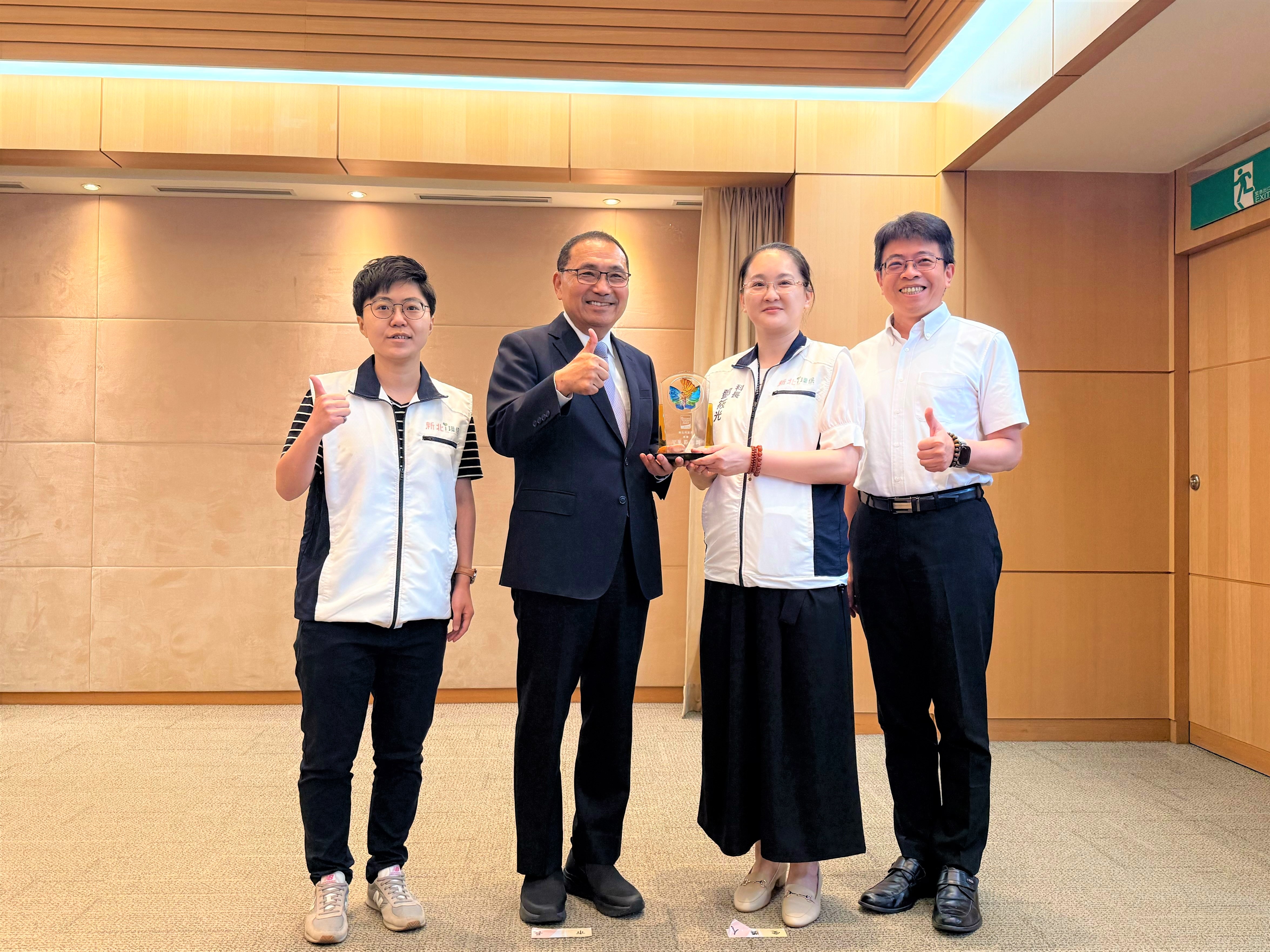 環保局長程大維(右1)於市政會議獻獎，與市長侯友宜分享榮耀