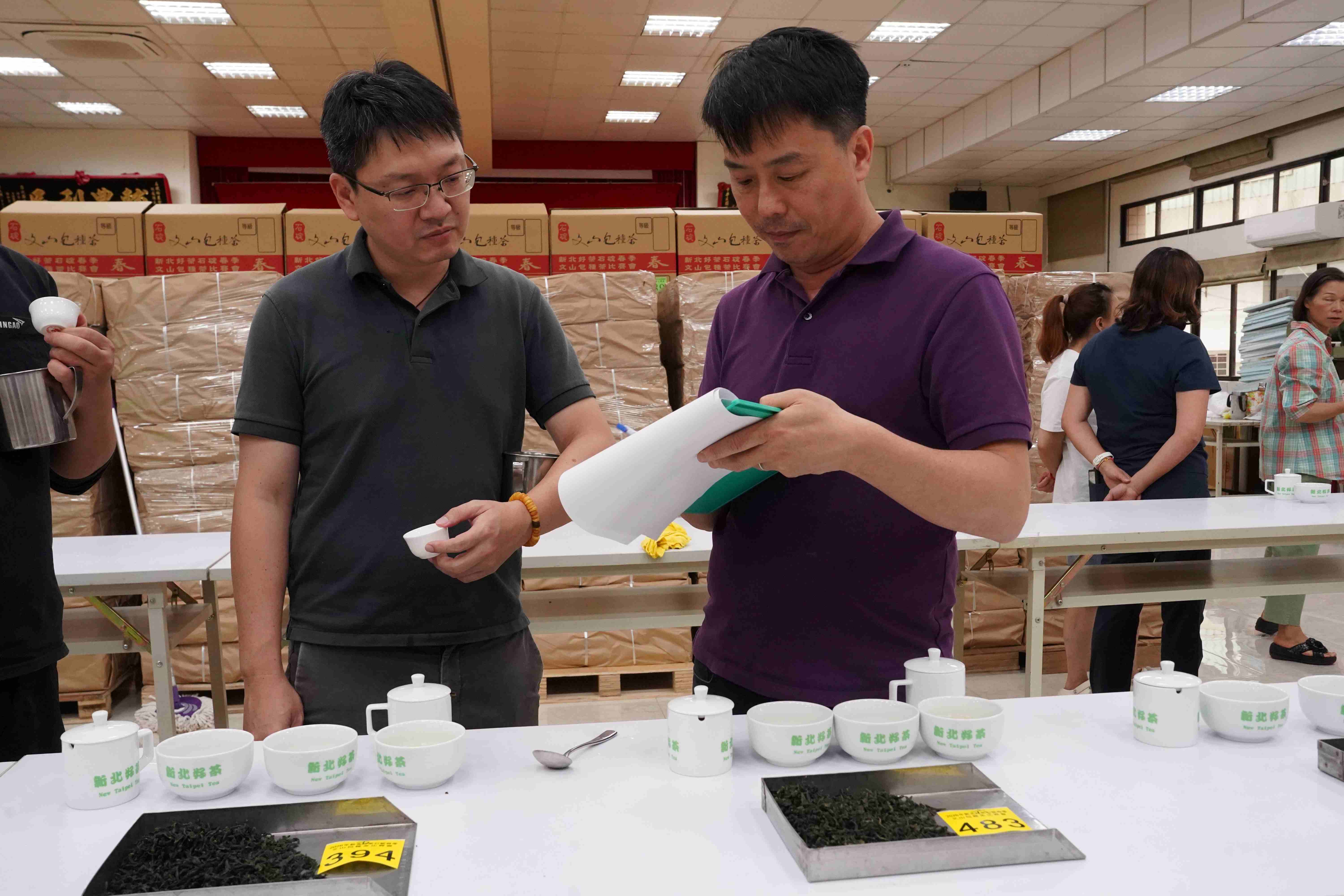 評審蘇彥碩品評今年參賽茶樣皆帶有包種茶特別的清新花香