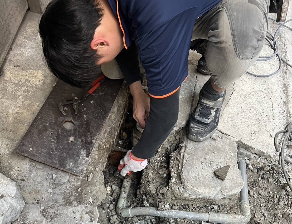 民眾發現漏水立即修繕，同時間將修護過程拍照保留