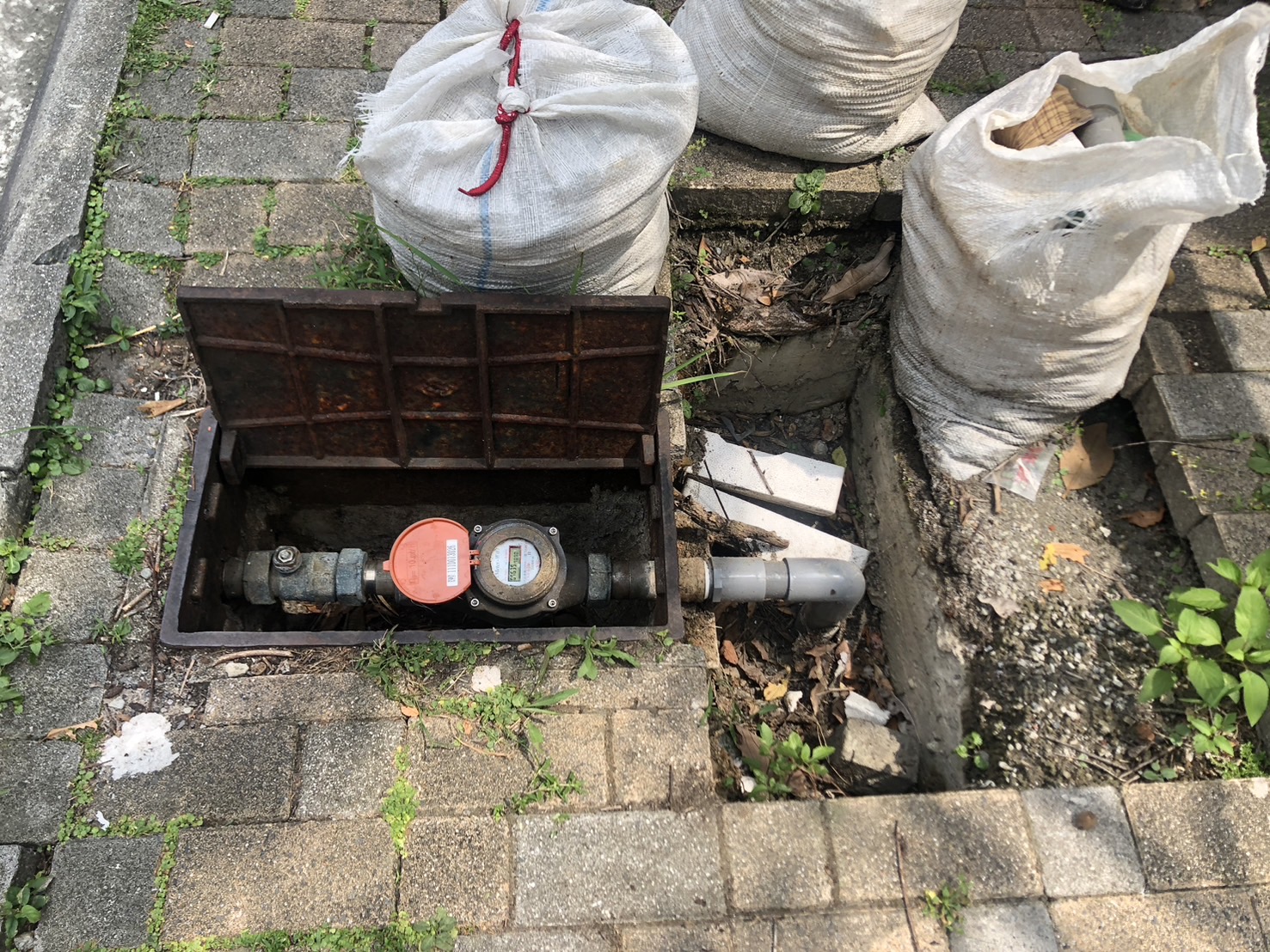 總表或分表後管線的破裂，因其漏水位置於建物外，民眾不易於第一時間發現