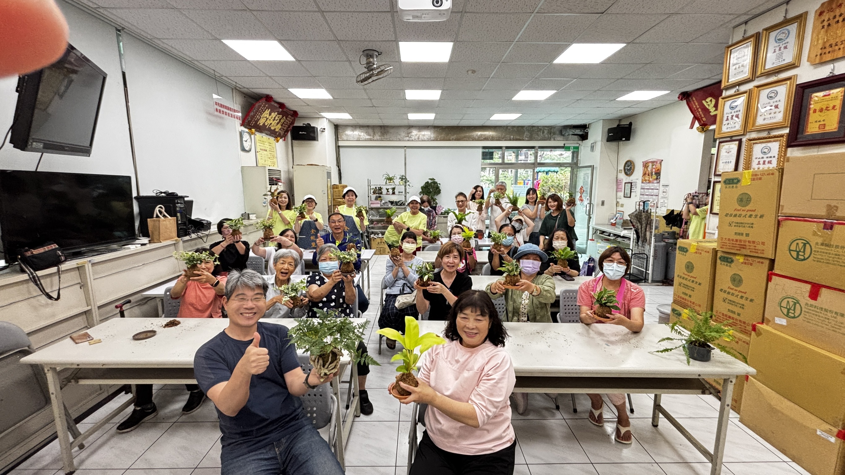 1-新北市城市綠美學輔導團結合園藝美學與環境永續概念，帶領社區居民製作綠色療癒作品。