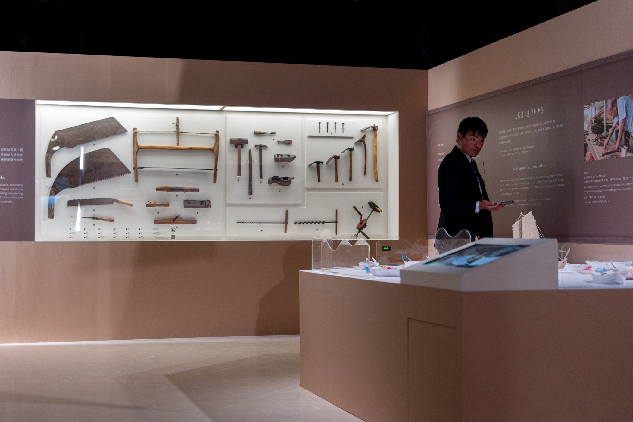 展品包含韓國首次來臺的傳統造船工具等文物