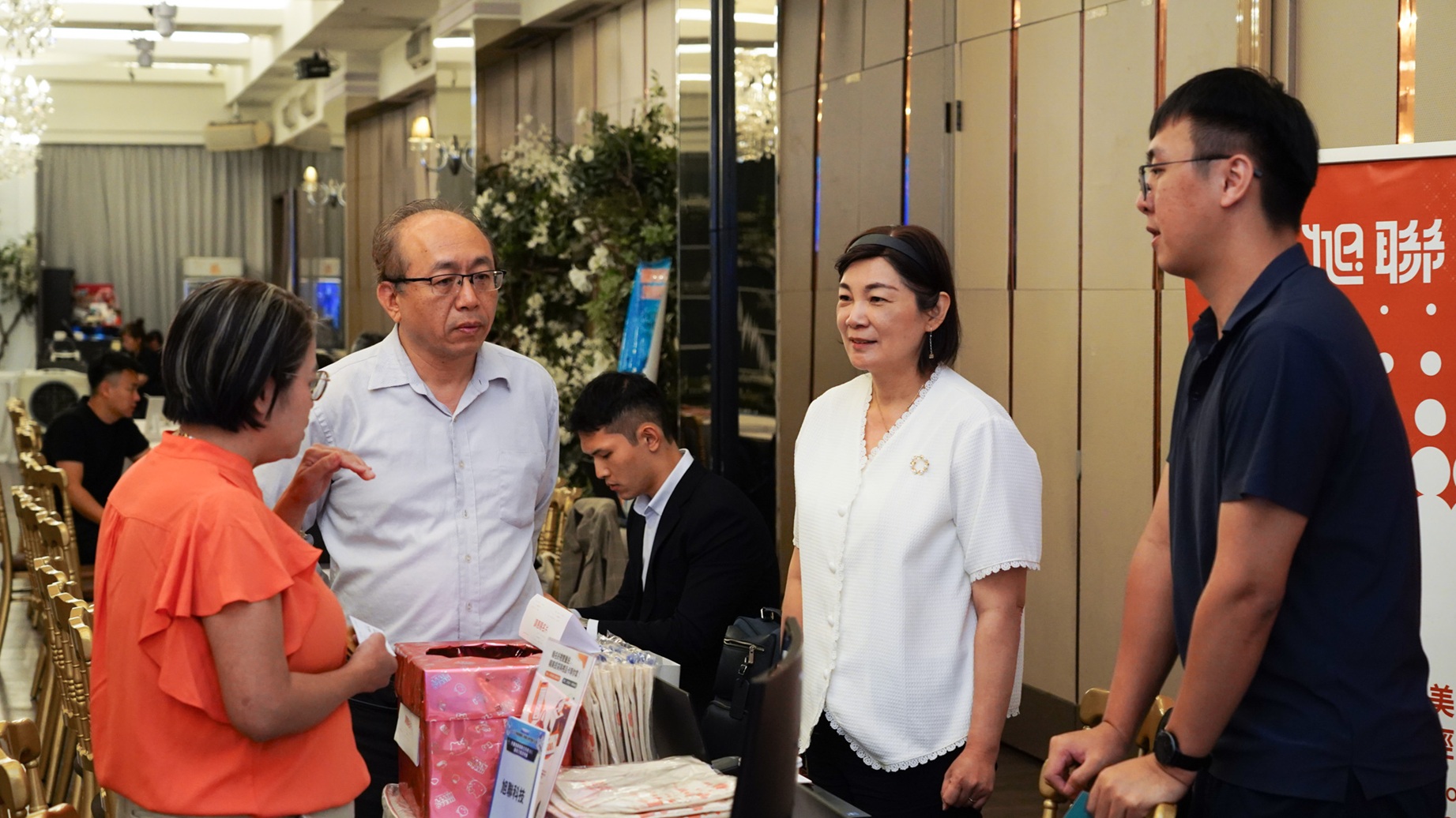 現場邀集23家SI業者共同參與，展示43項智慧應用方案，涵蓋AI智慧營運、智慧行銷、人資培訓及物流供應鏈等多元領域，吸引眾多新北企業到場參與交流，現場互動熱絡。