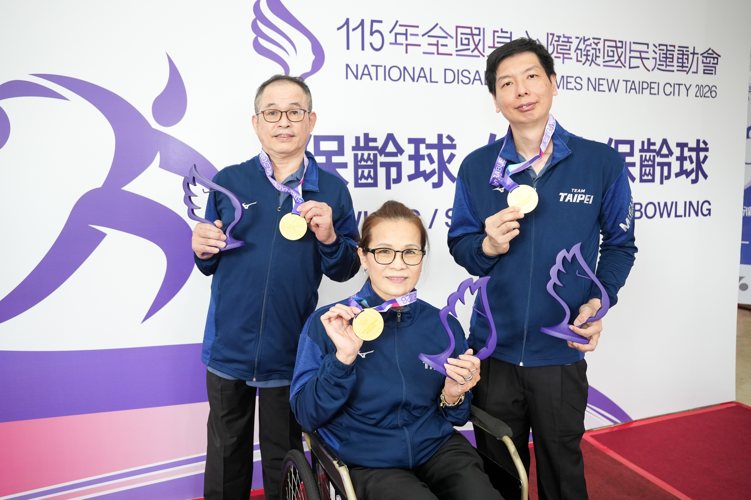 臺北市（左起）楊孟璋、李佳婕、林延栓在肢障三人賽B組奮力奪金