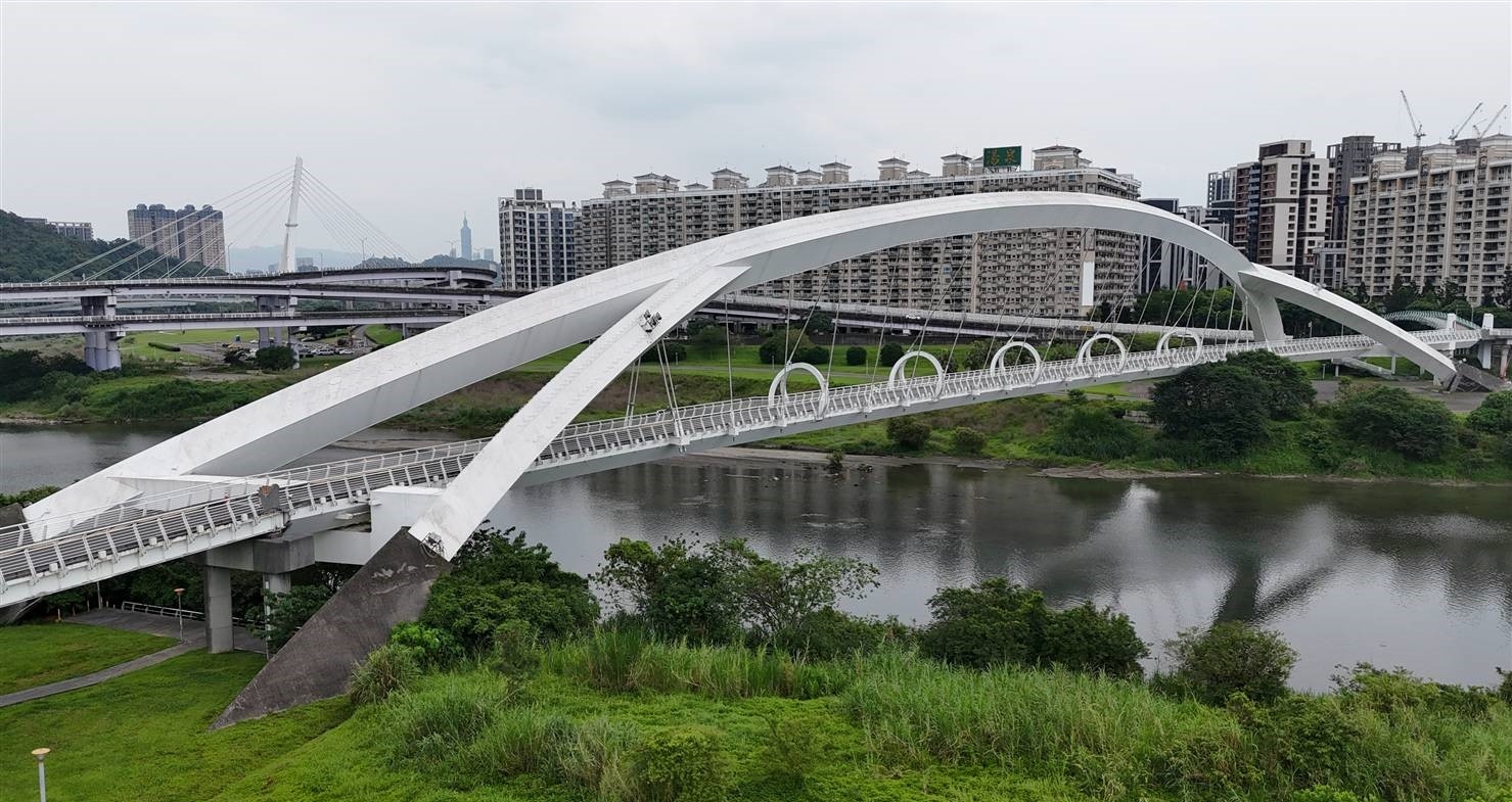  陽光橋清洗完成，橋梁外觀恢復明亮整潔，打造優質河濱休憩空間。