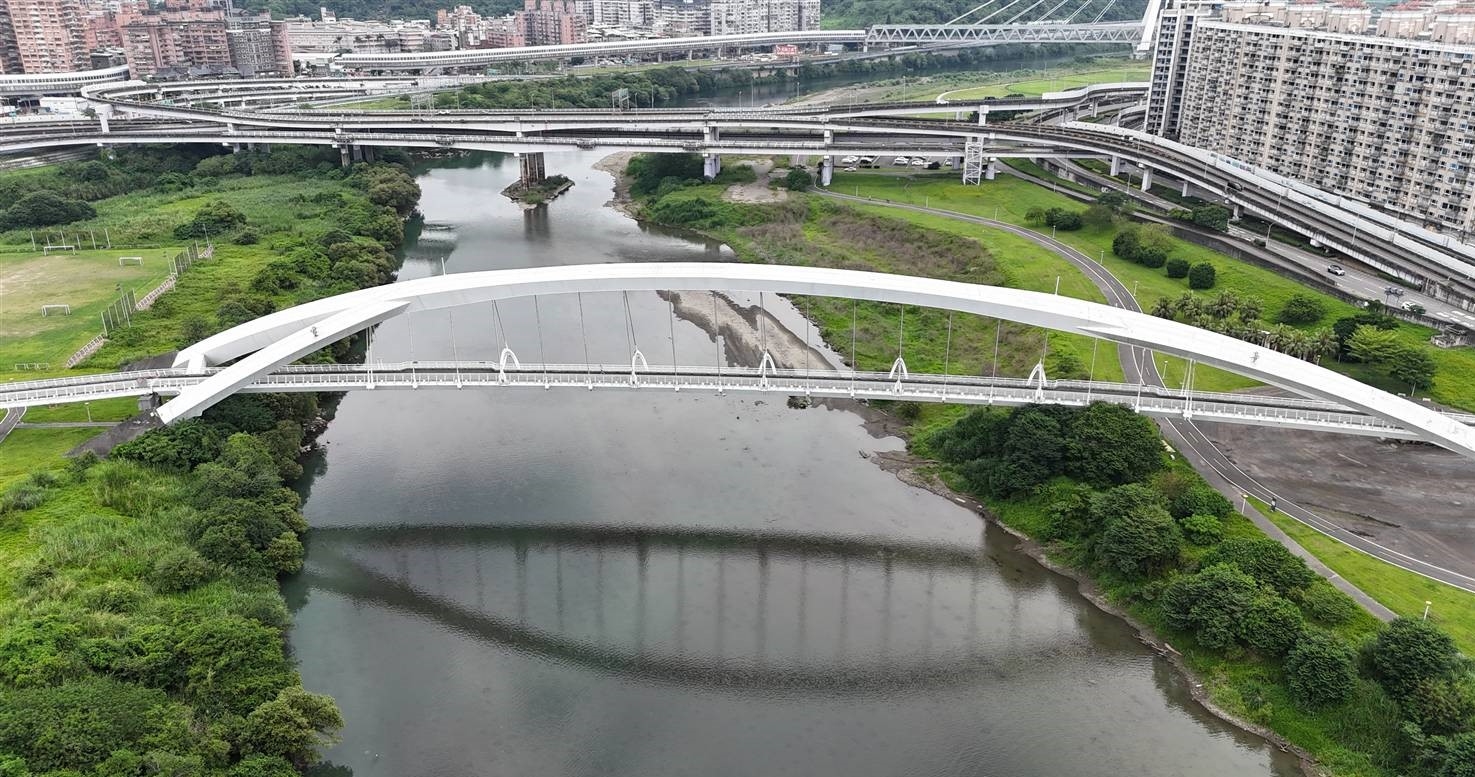  陽光橋完成全面清洗後，橋體鋼構及表面髒污已清除，景觀品質明顯提升。