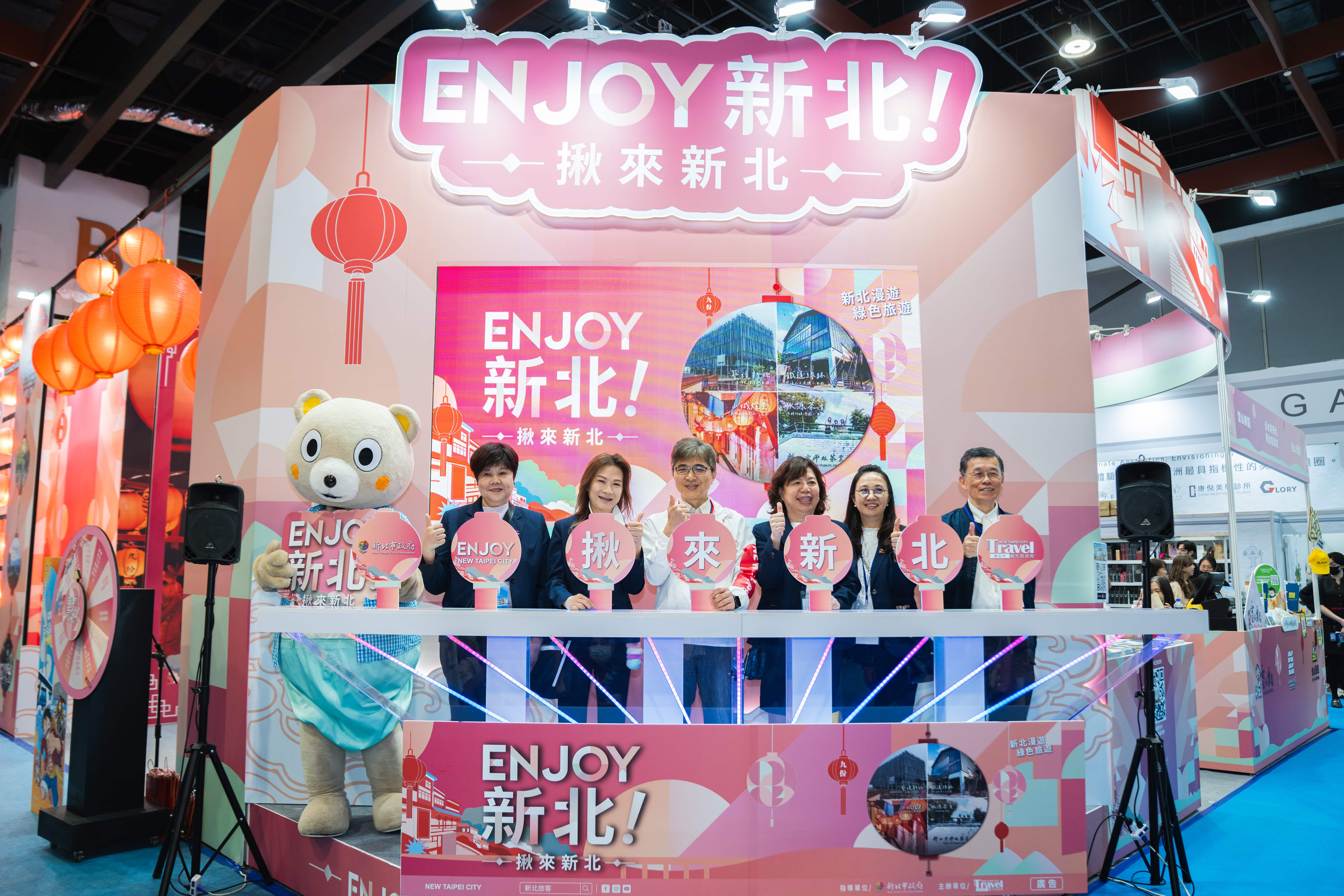  新北市政府觀光旅遊局與吉祥物新北小客連袂現身台北國際觀光博覽會新北館，化身最佳代言人為新北館揭開序幕
