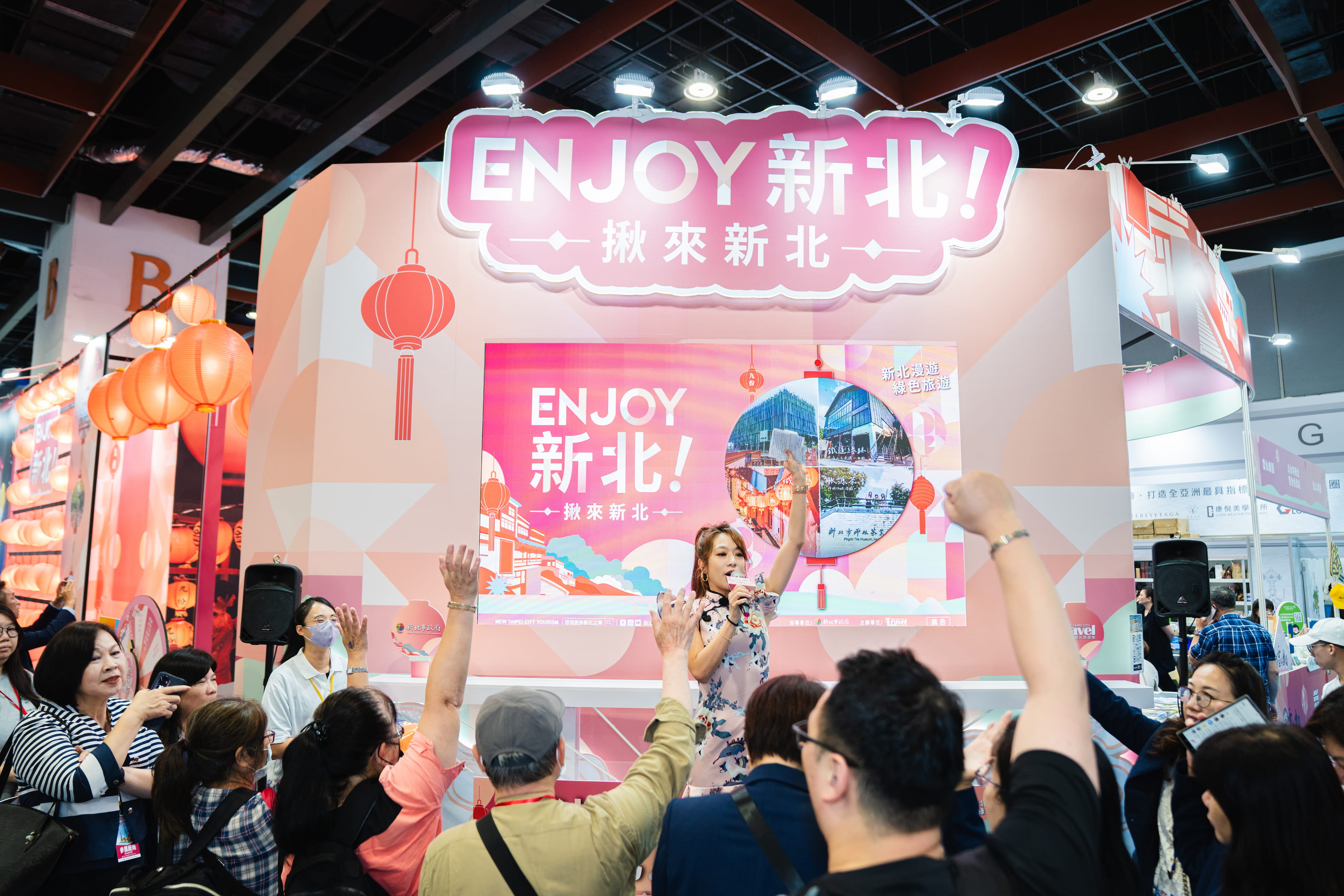 新北館現場人潮互動熱絡，民眾瘋狂舉手搶答及搶拿活動小禮。