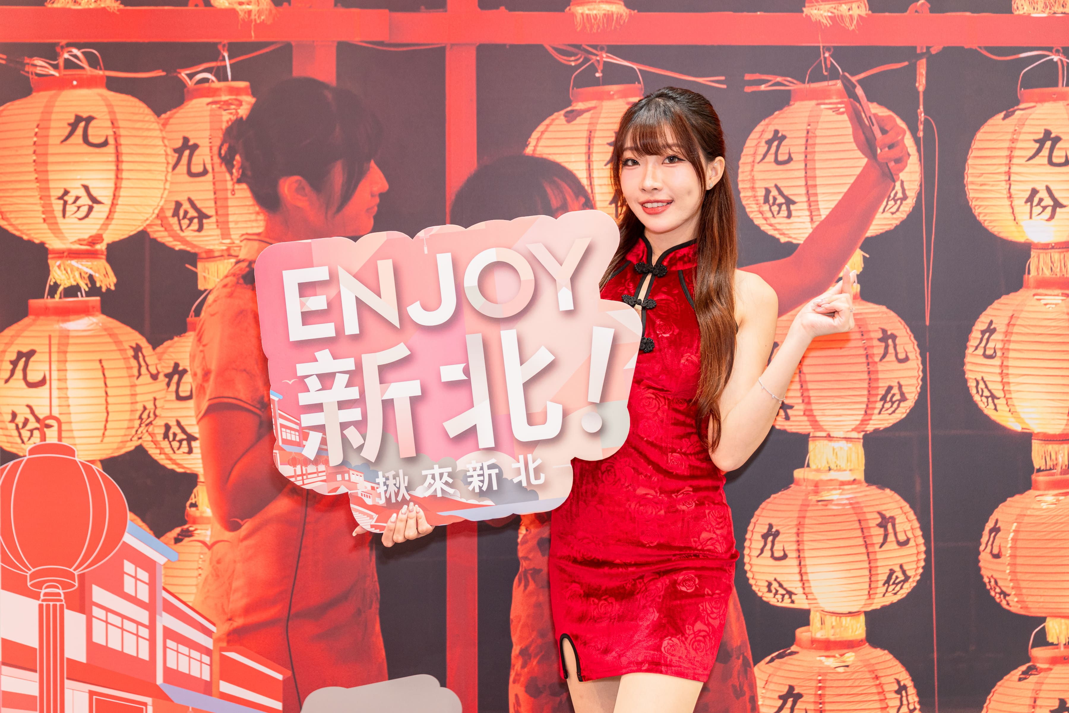  新北館以九份紅燈籠為景設計打卡牆，引領參展民眾走進充滿充滿故事感與懷舊情懷的山城夢境，現場許多民眾紛紛前來打卡領好禮