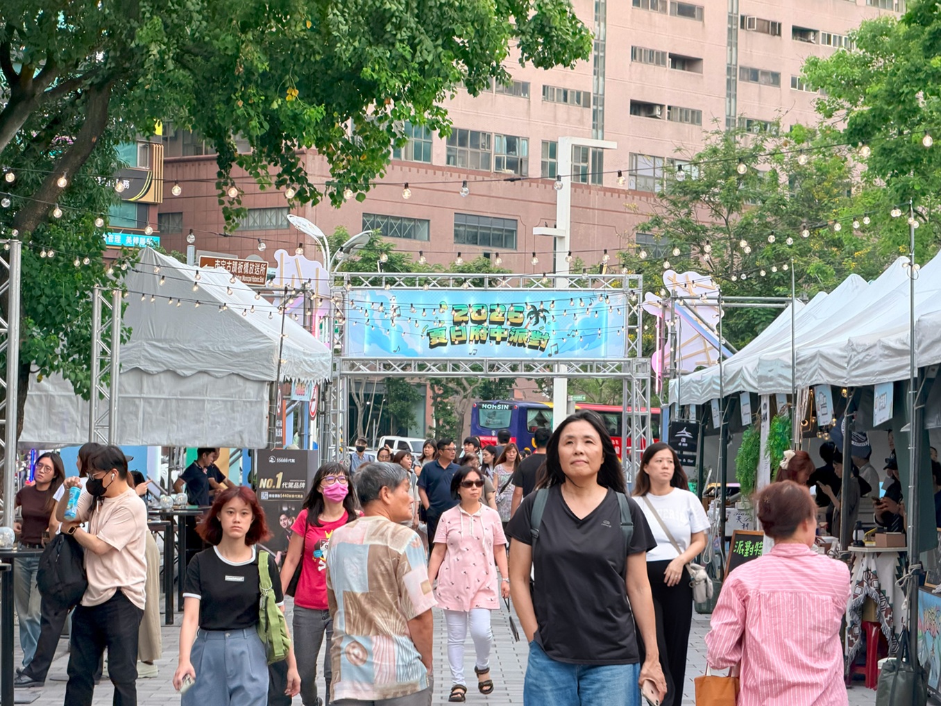 活動開幕首日即吸引大量民眾前往，現場人潮熱絡，讓府中廣場充滿熱鬧歡樂的夏日派對氛圍。