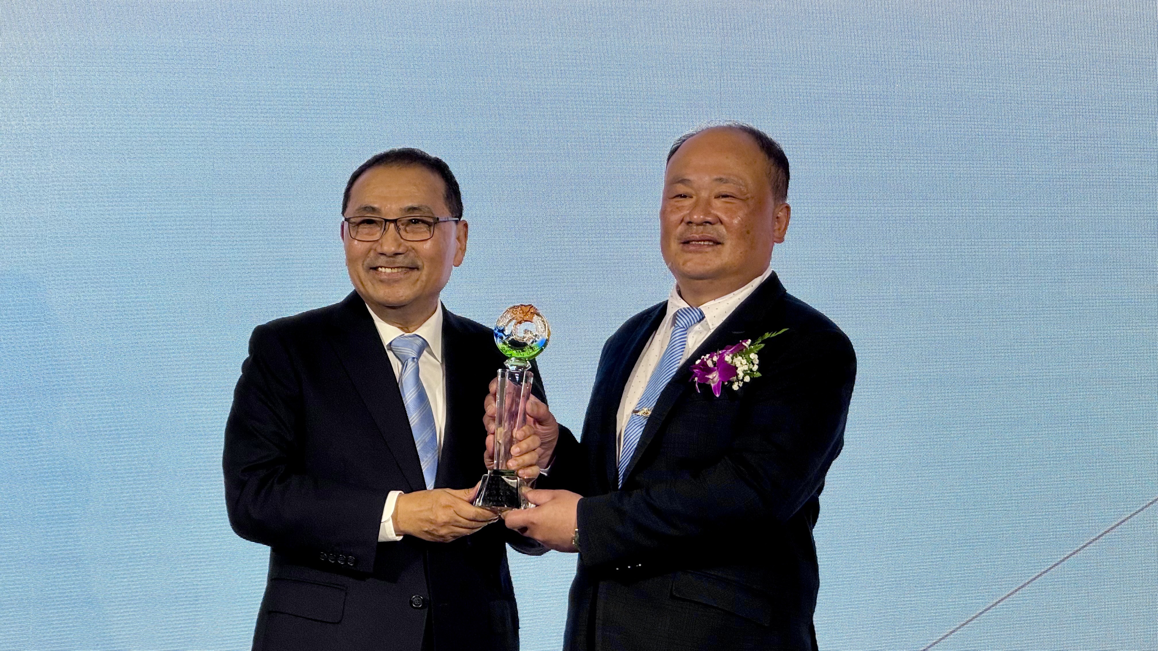 市長侯友宜致贈卸任理事長張芳溎感謝牌