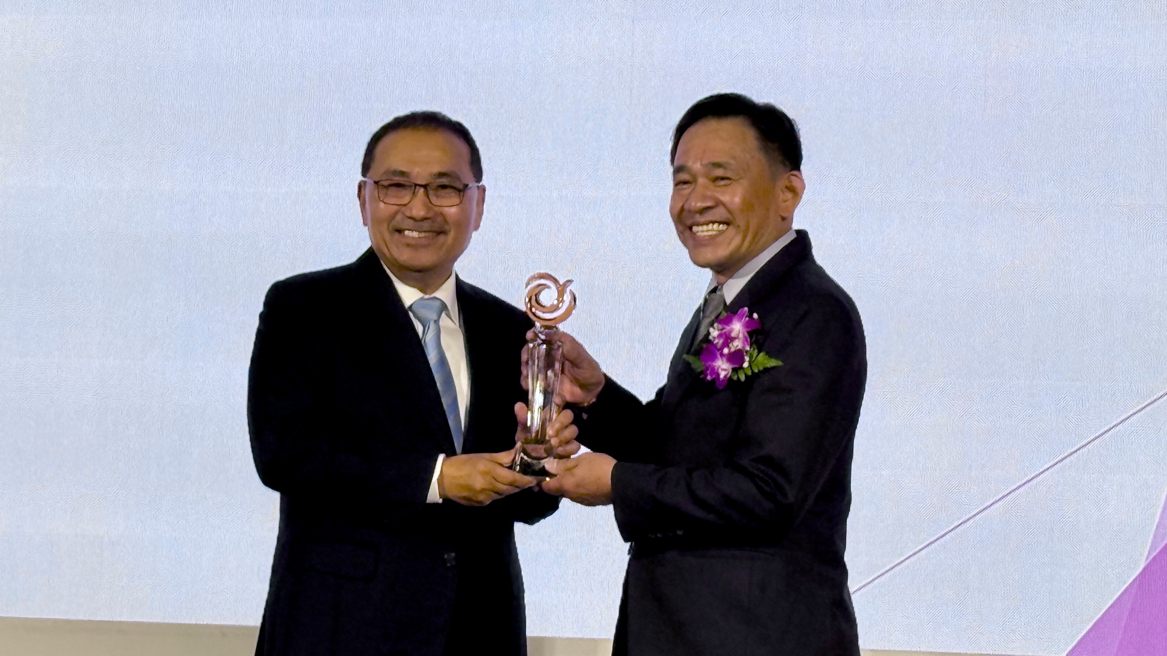 市長侯友宜致贈新任理事長徐世聲賀牌