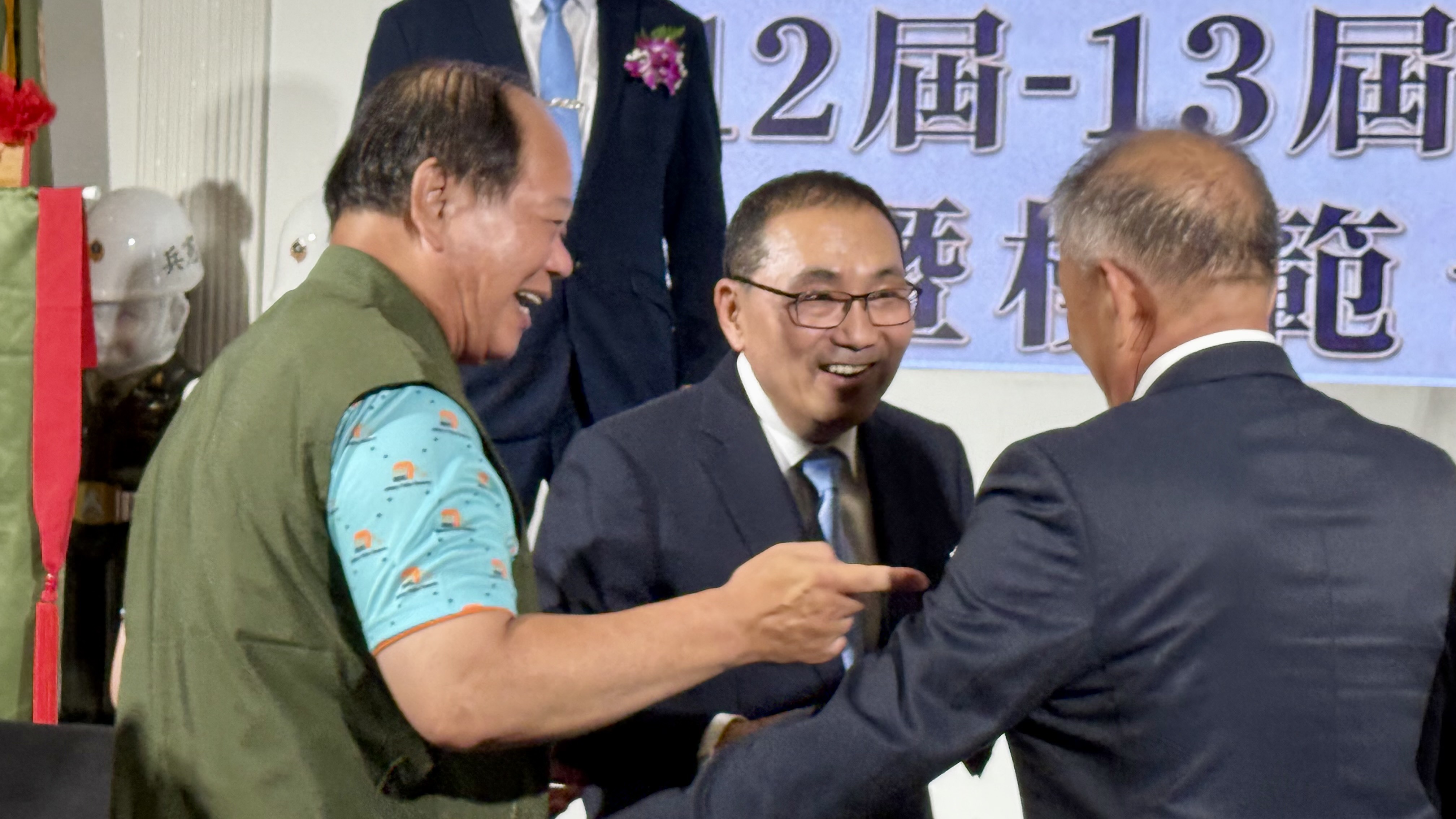 侯友宜向新北後憲荷松協會幹部致意