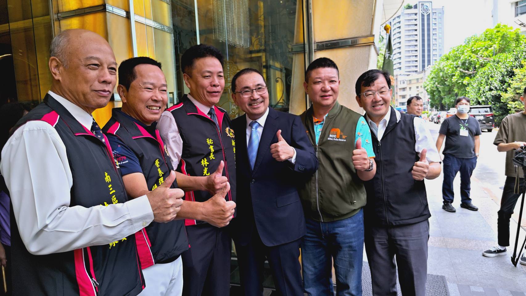 侯友宜與新北後憲荷松協會幹部合影