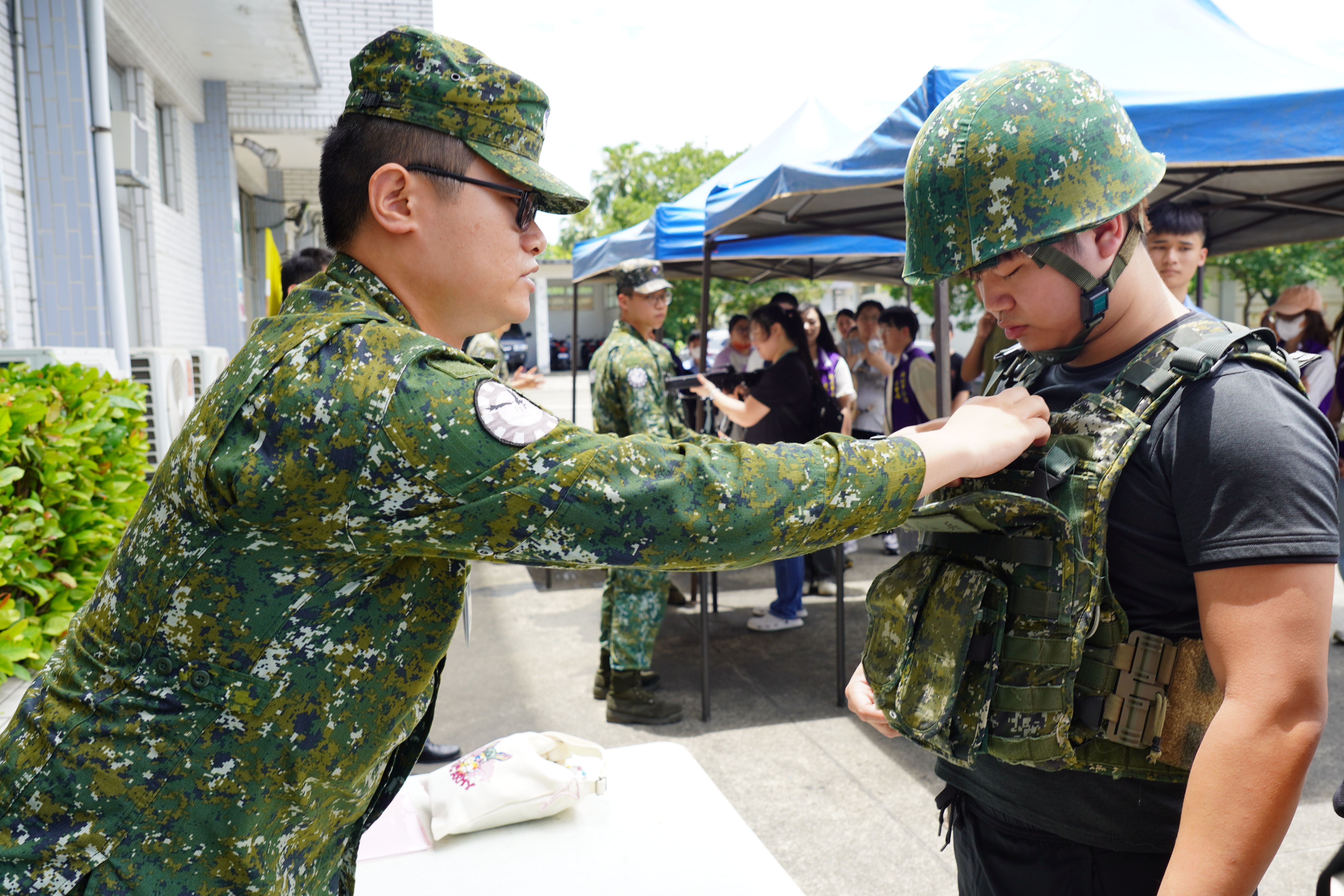 參訪空軍憲兵中隊，青年體驗穿放防彈衣。