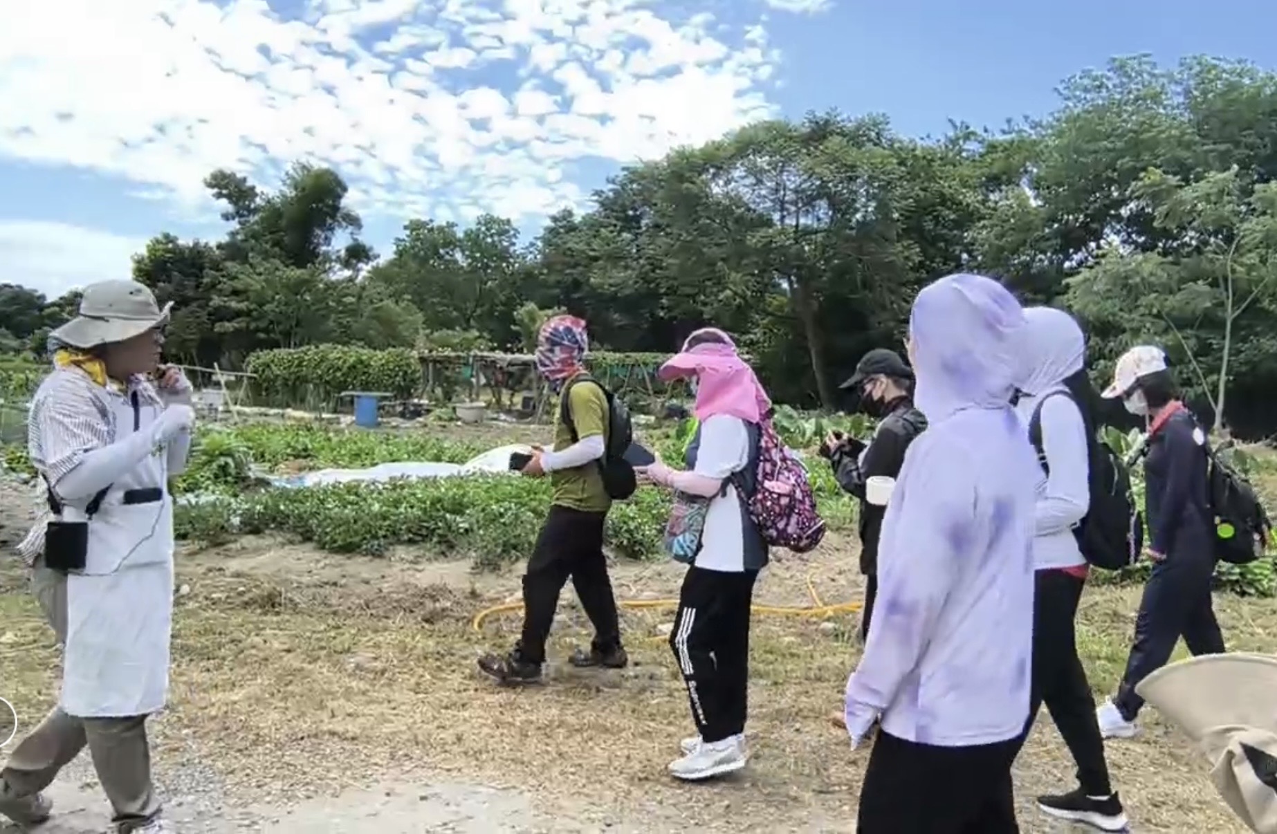 ▲部落Ina帶領學員走進農園，認識原住民族野菜文化與傳統農作智慧。(圖/新北市政府原民局提供)