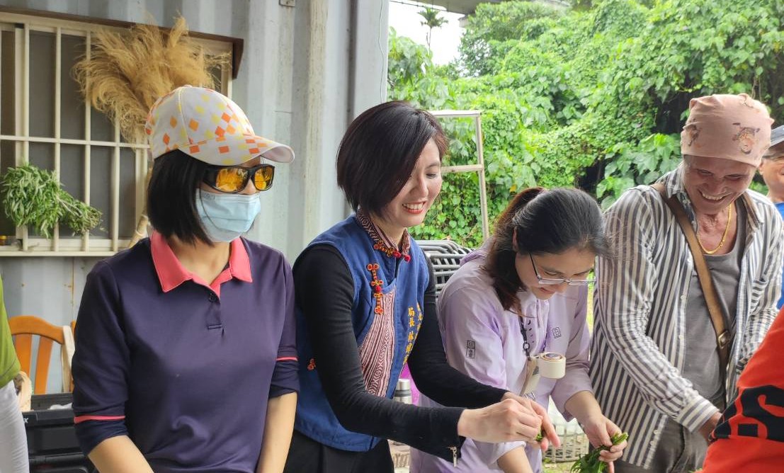 ▲新北市原民局局長Siku Yaway林瑋茜與學員一同現煮野菜料理，在都市裡重新感受土地與飲食的連結。(圖/新北市政府原民局提供)