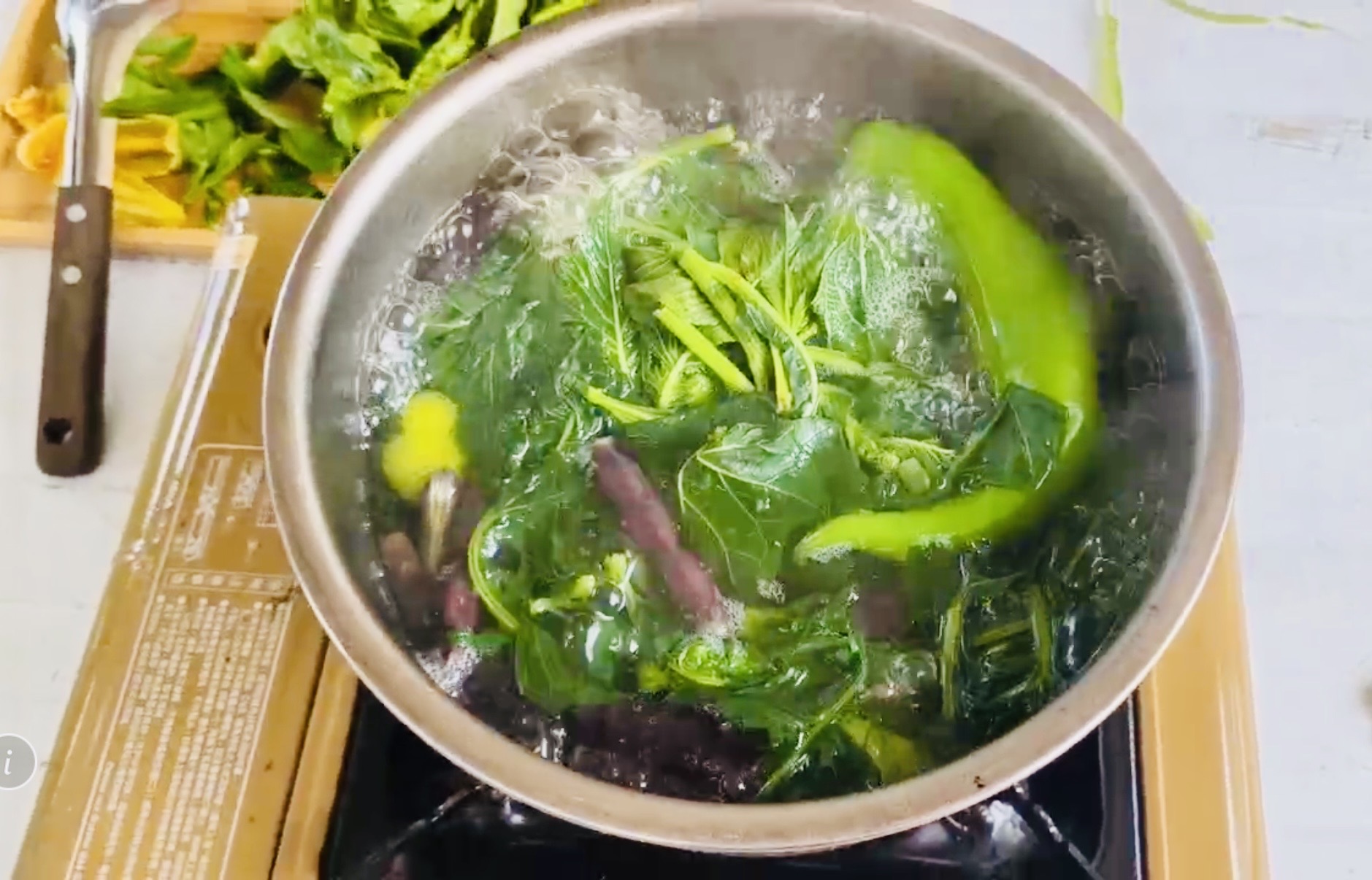▲一碗「很慢」的野菜湯。（圖/新北市政府原民局提供) 