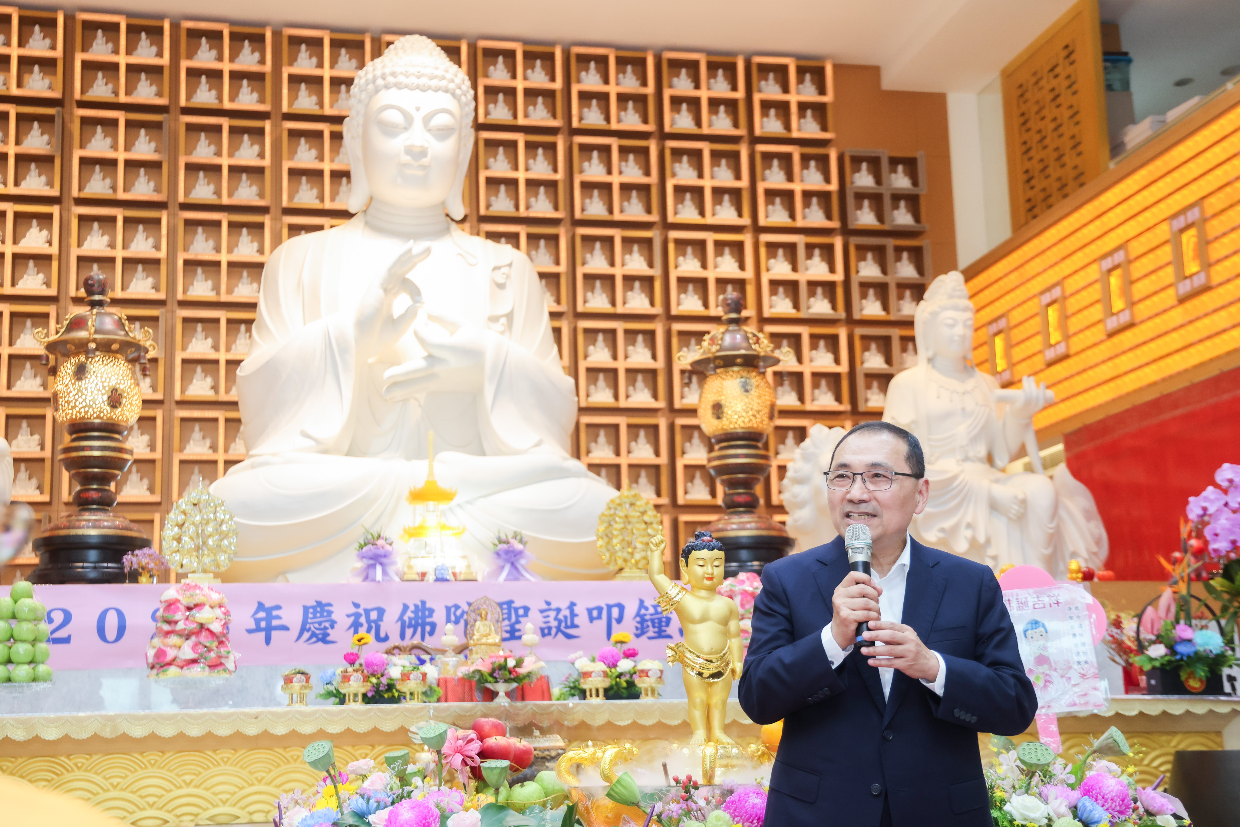恭祝釋迦牟尼聖誕 侯友宜赴土城參拜祈求國泰民安。