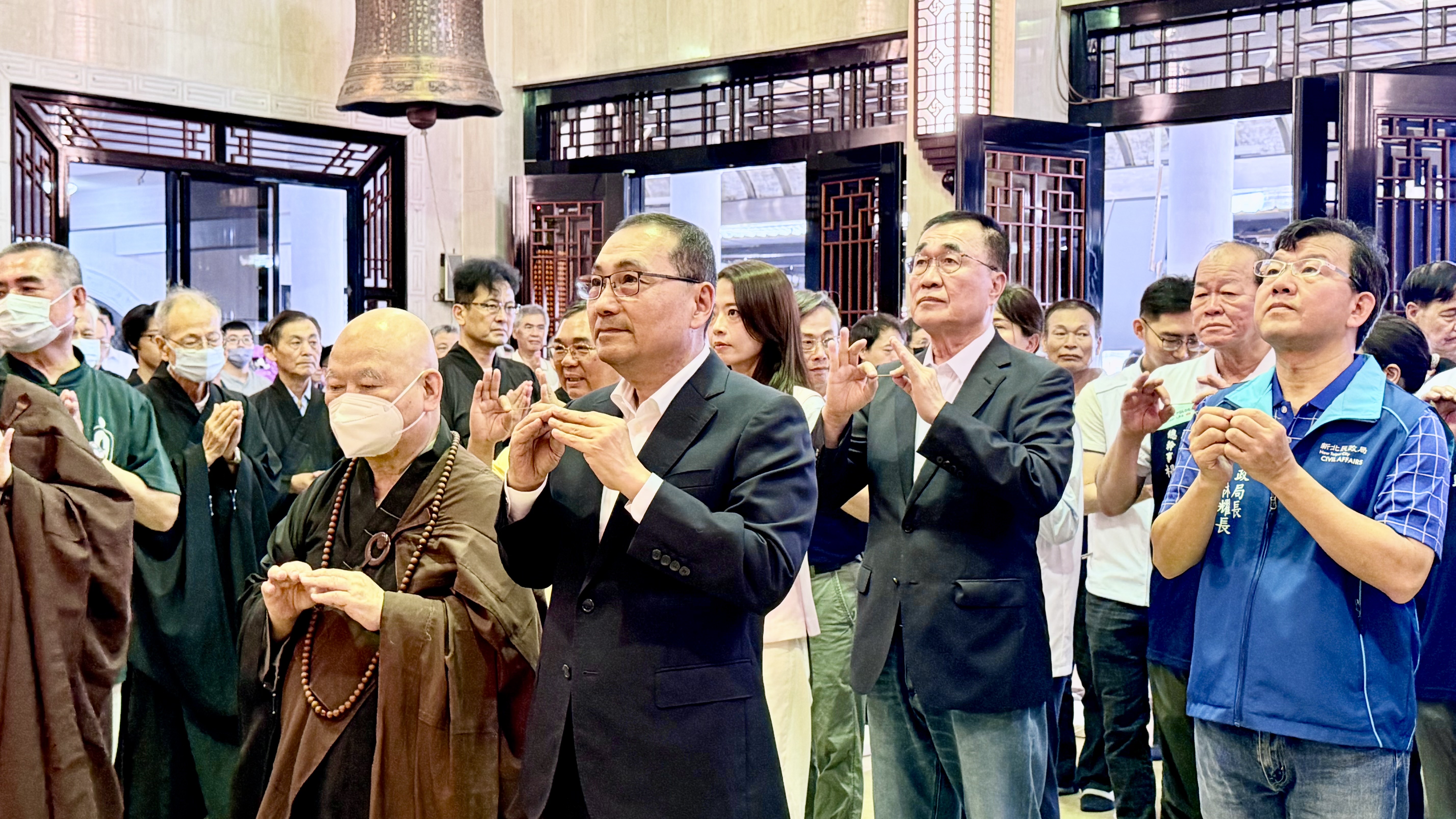 今(24)日是農曆4月8日釋迦牟尼佛聖誕，市長侯友宜前往土城承天禪寺參香浴佛及致贈香油錢，感謝廟方積極投入社會公益與慈善救濟。