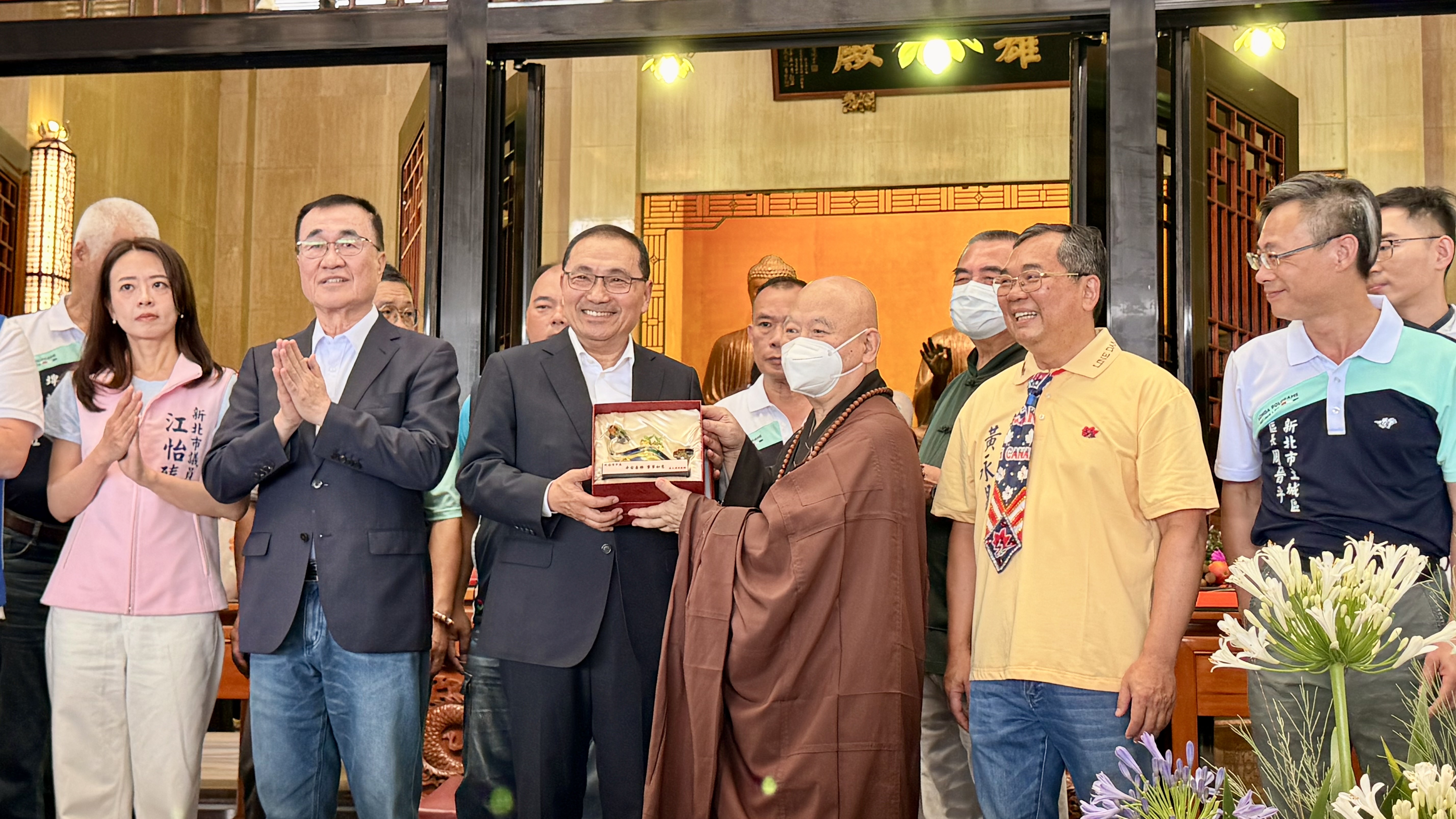 今(24)日是農曆4月8日釋迦牟尼佛聖誕，新北市長侯友宜前往土城承天禪寺參香浴佛及致贈香油錢，感謝廟方積極投入社會公益與慈善救濟。